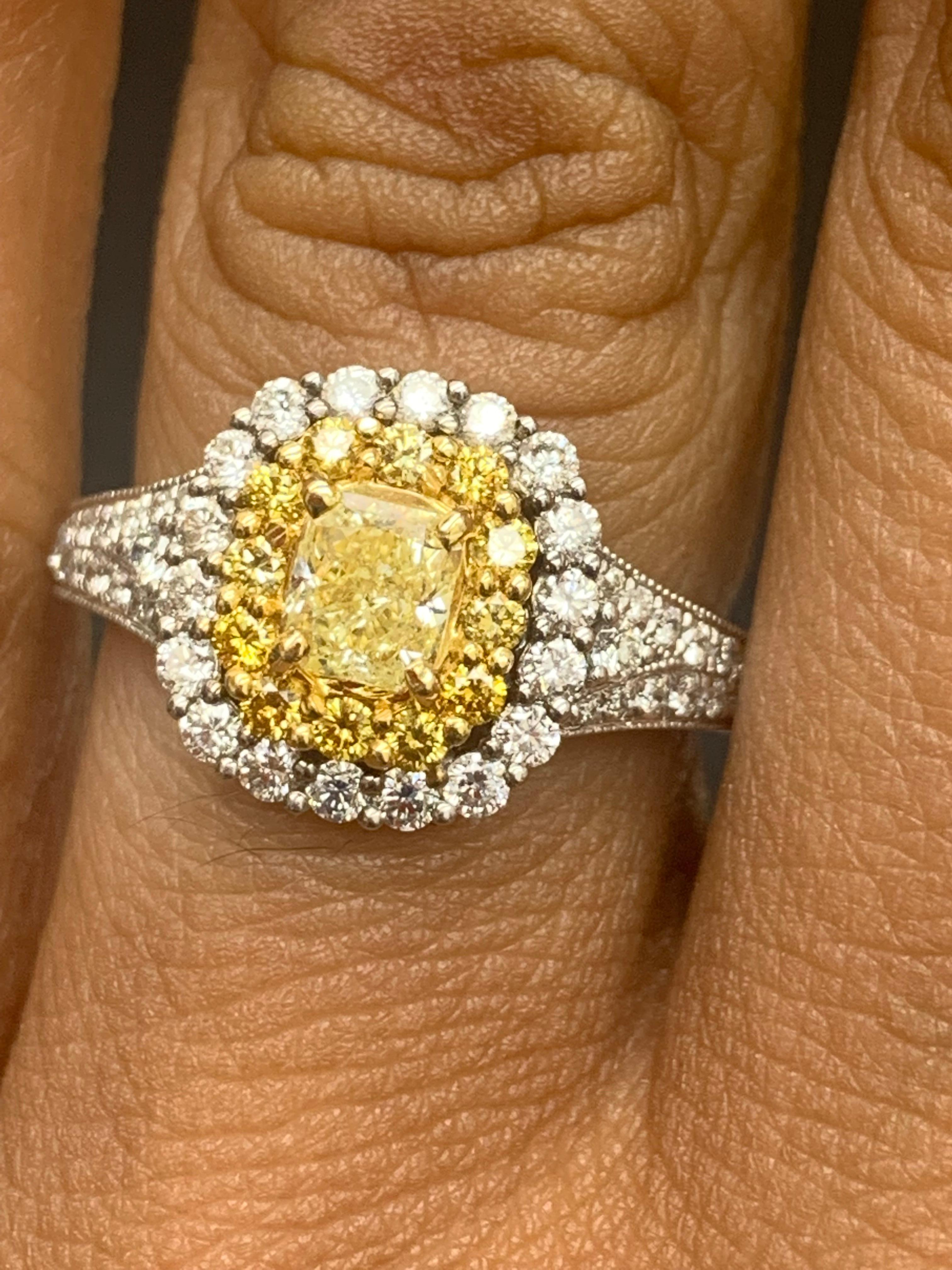 Taglio cuscino Anello con diamante giallo taglio cuscino certificato GIA da 0,50 carati in oro 18 carati in vendita