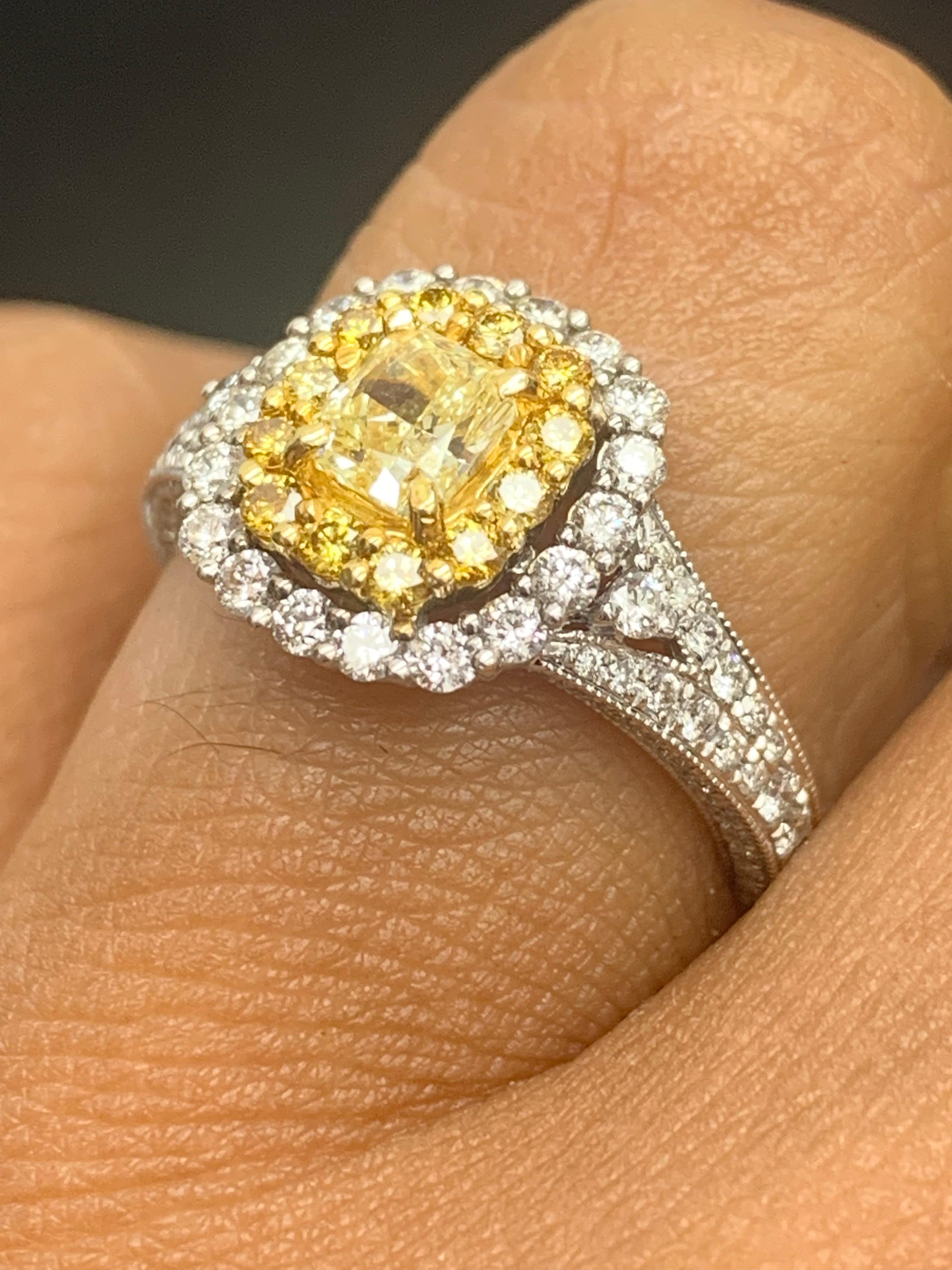 Anello con diamante giallo taglio cuscino certificato GIA da 0,50 carati in oro 18 carati In condizioni Nuovo in vendita a NEW YORK, NY