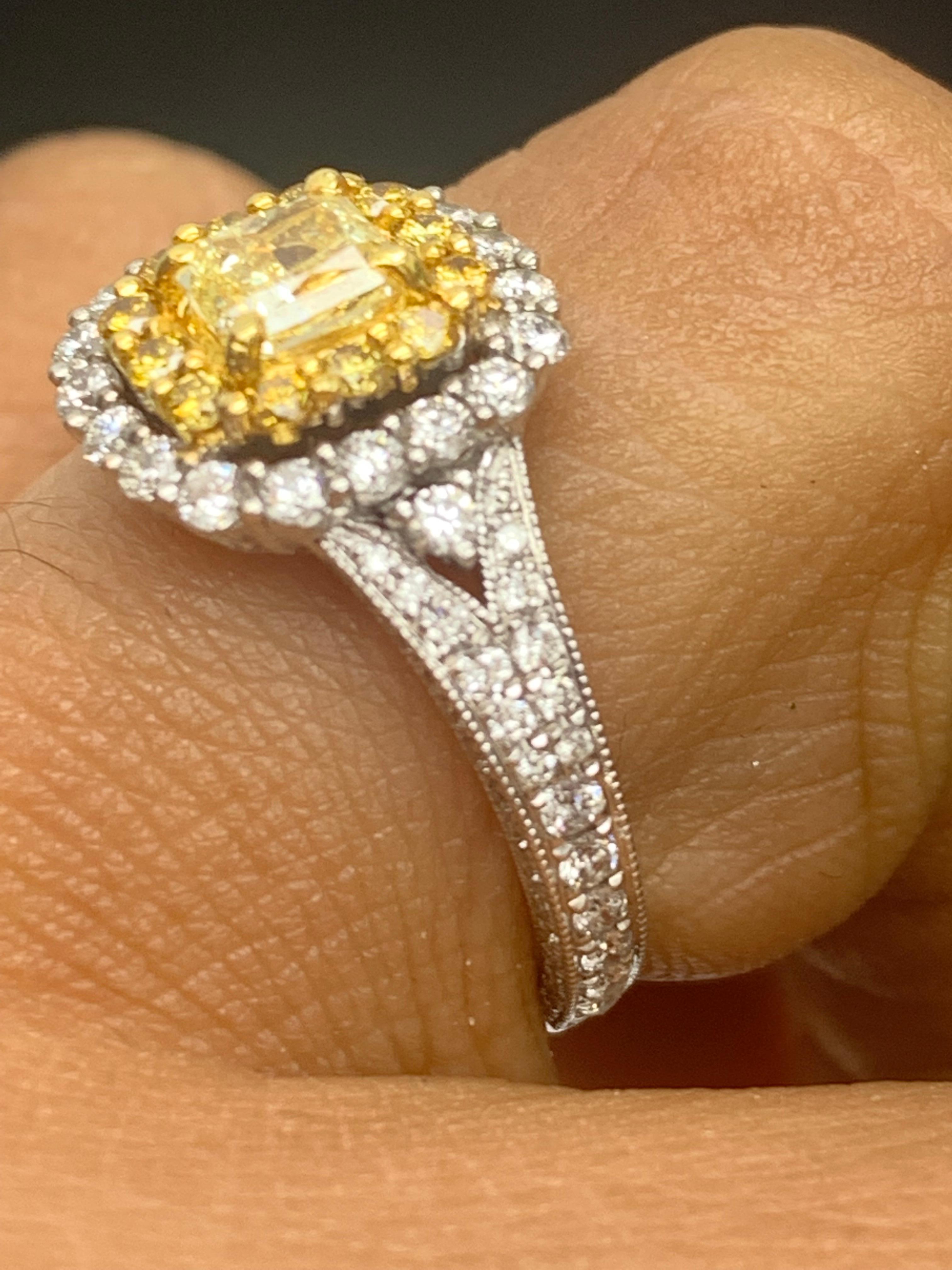 Donna Anello con diamante giallo taglio cuscino certificato GIA da 0,50 carati in oro 18 carati in vendita