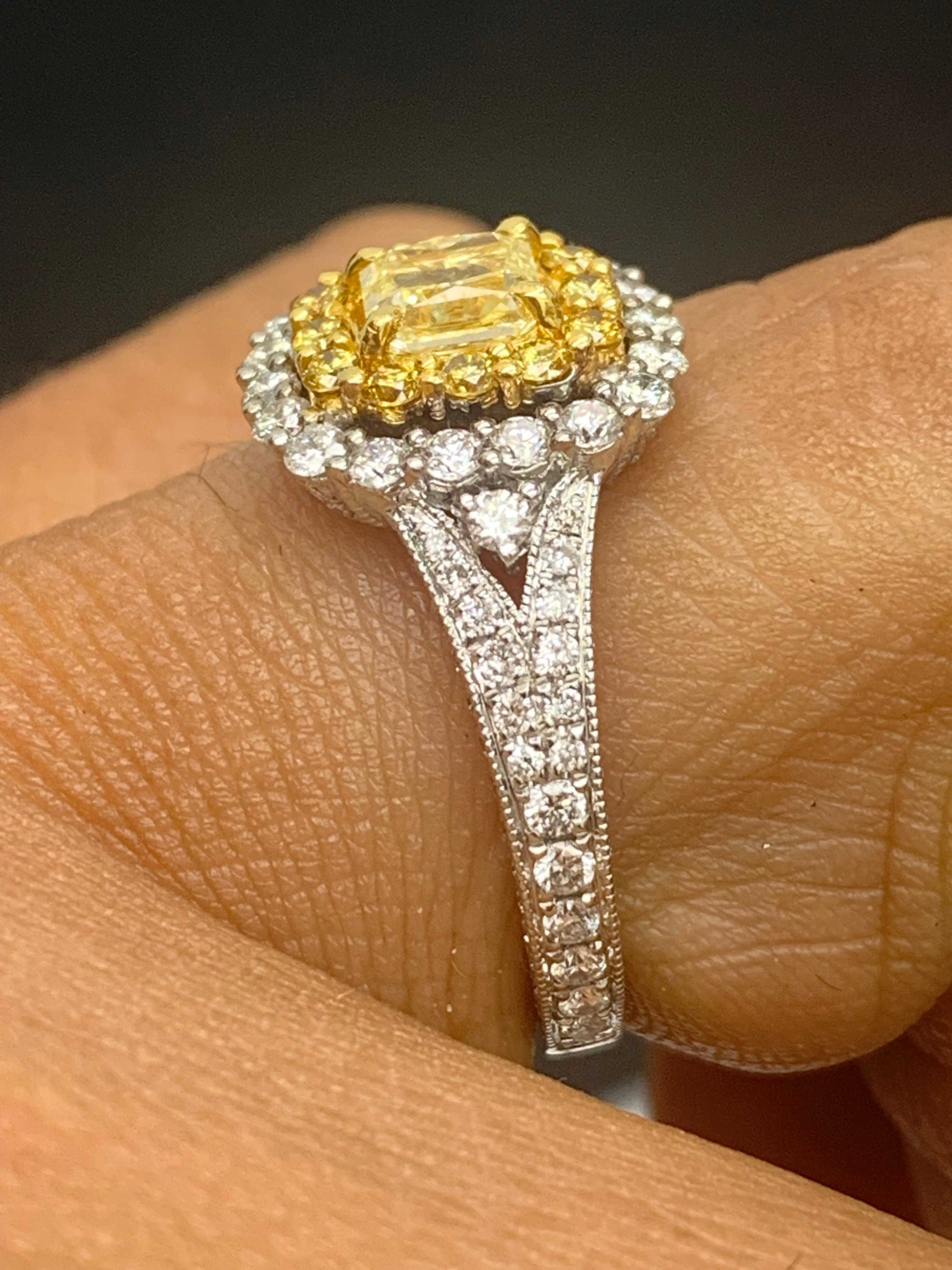 Anello con diamante giallo taglio cuscino certificato GIA da 0,50 carati in oro 18 carati in vendita 1