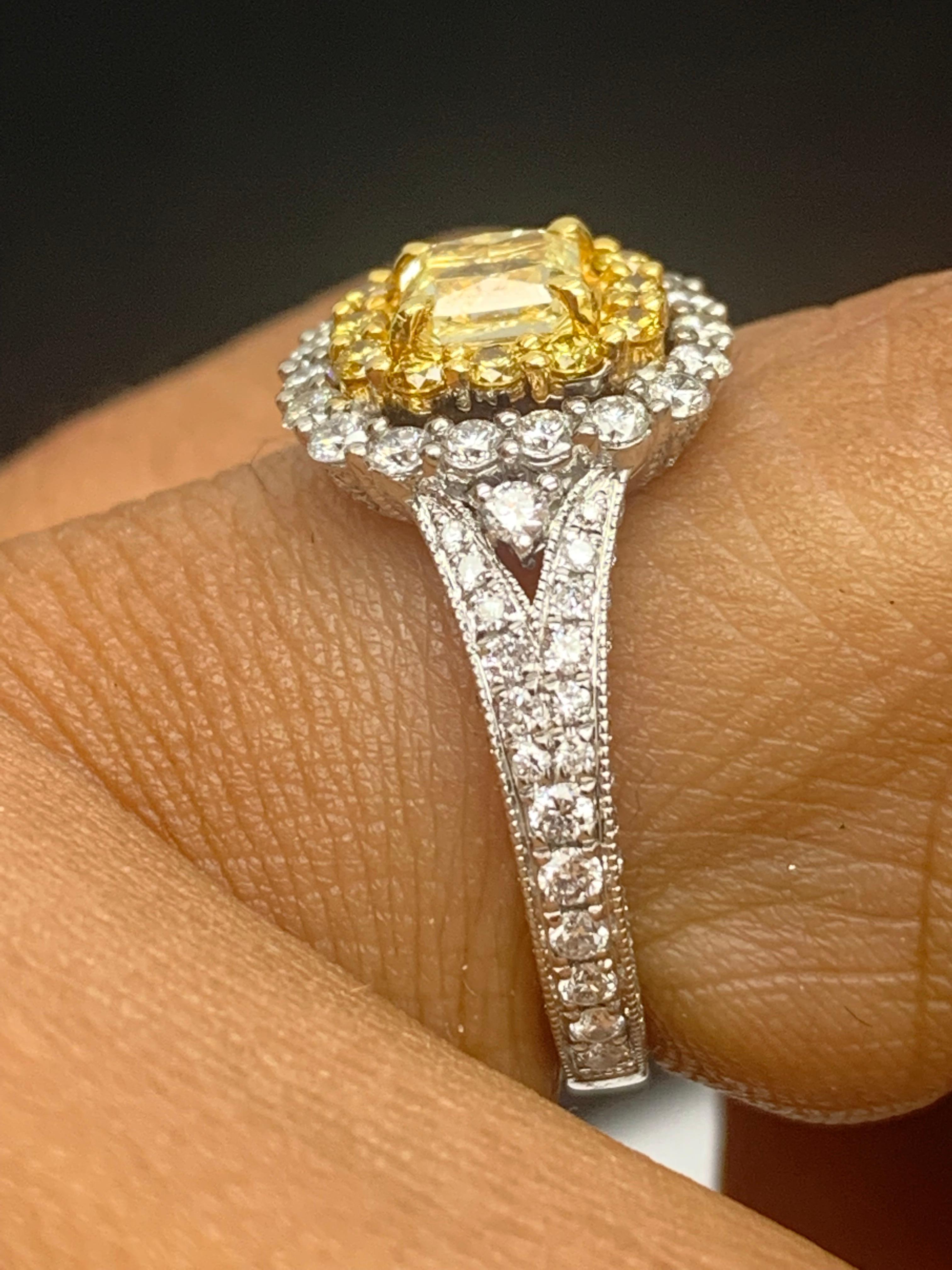 Anello con diamante giallo taglio cuscino certificato GIA da 0,50 carati in oro 18 carati in vendita 2