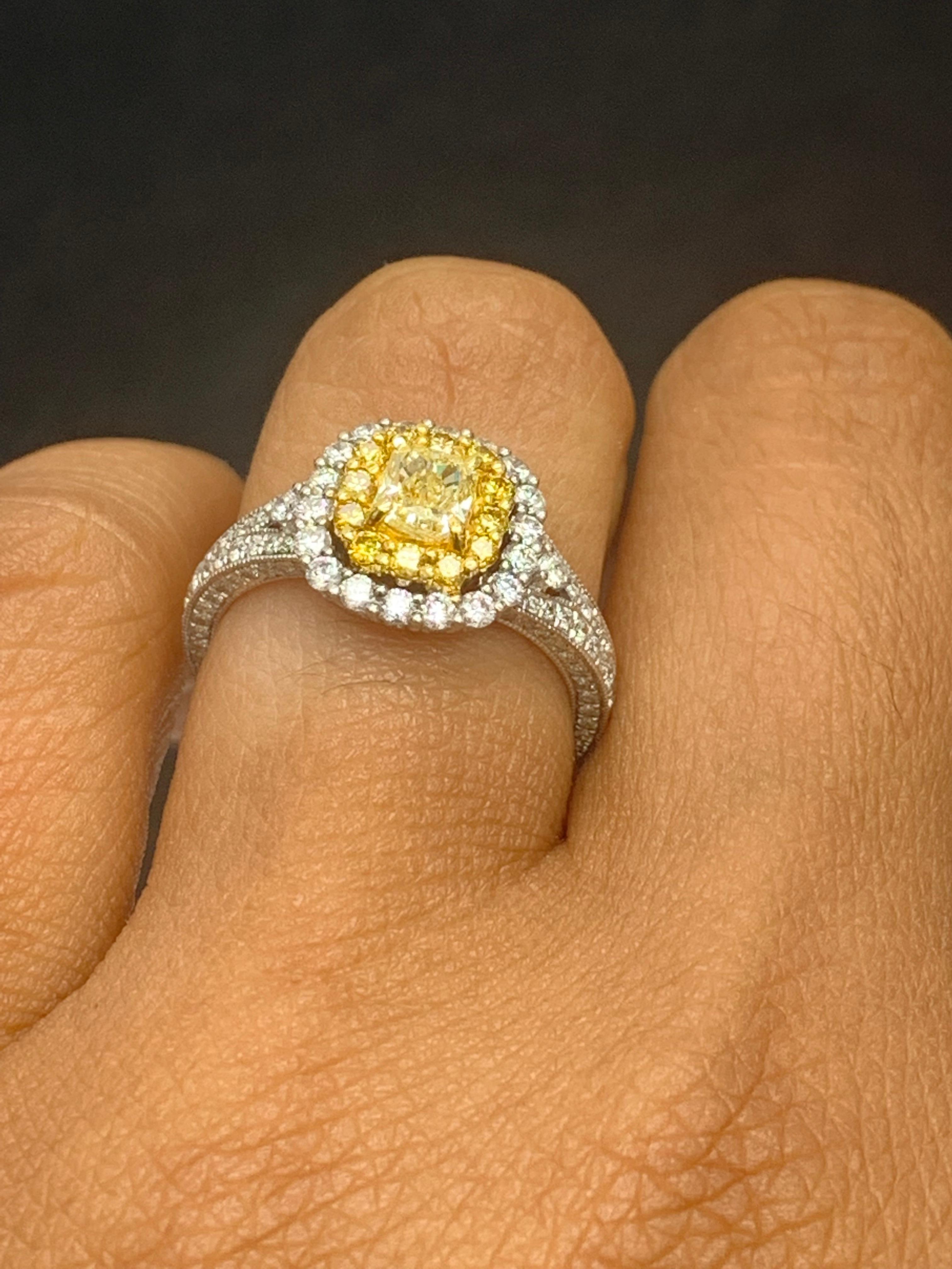 Anello con diamante giallo taglio cuscino certificato GIA da 0,50 carati in oro 18 carati in vendita 3