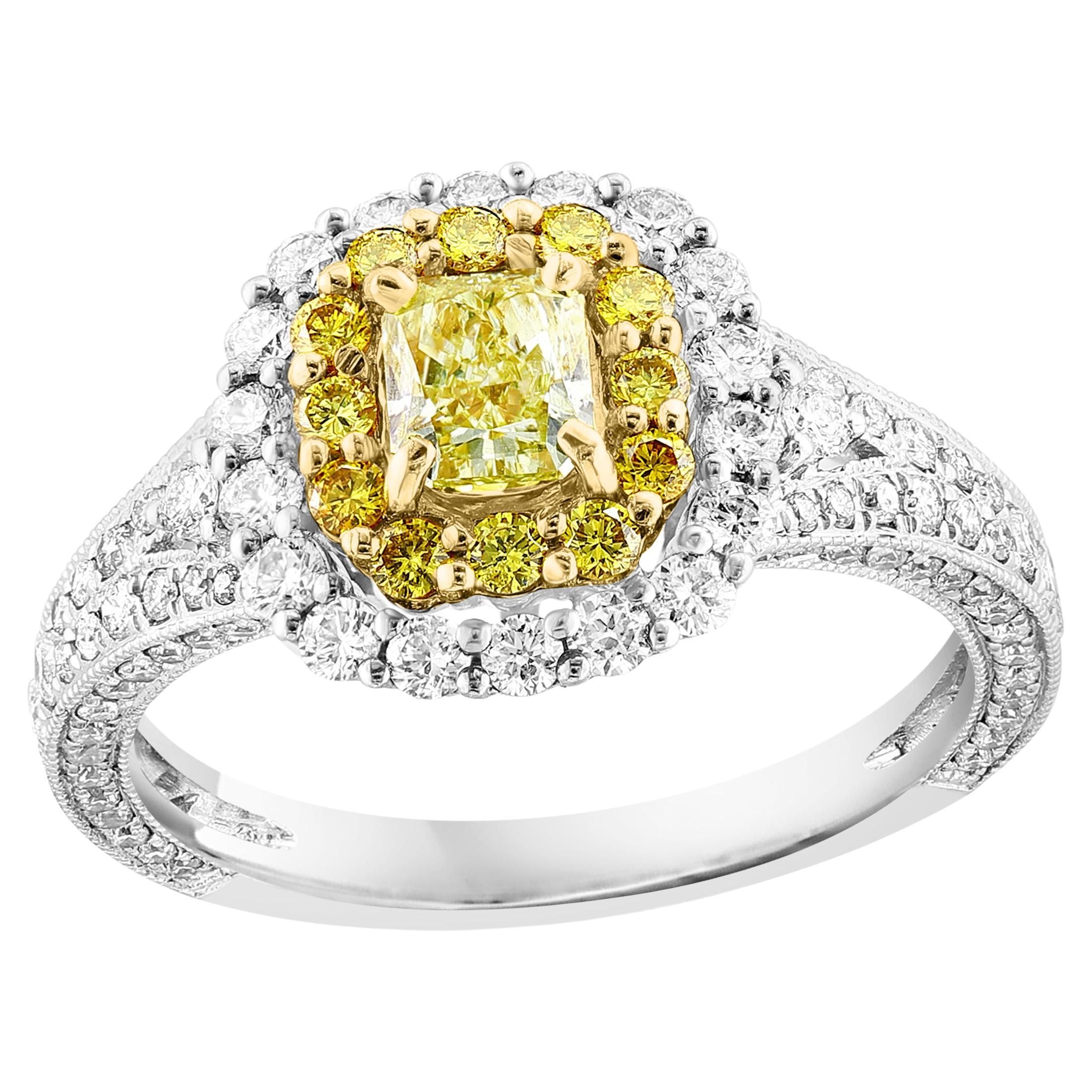 Anello con diamante giallo taglio cuscino certificato GIA da 0,50 carati in oro 18 carati in vendita