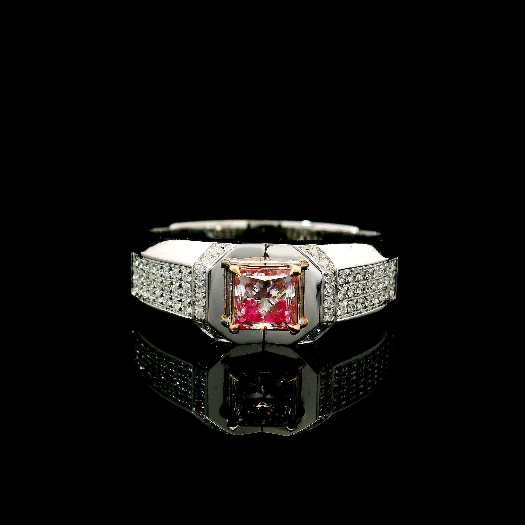 Anello in oro bianco 18 carati con diamanti
  
  Colore e caratura dell'oro: Oro bianco 18kt
  Peso: 5.45 grammi
  
  Imposta con...
  Tipo di pietra: Diamanti
  Forma: Principessa
  Carati: 0,50 ct
  Colore: Marrone rosato fantasia
  Chiarezza: