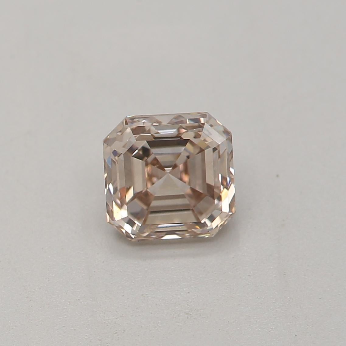 Certificato: GIA 
Numero del rapporto: 1439914838
Forma e taglio: Radiante
Peso in carati: 0,50 carati
Misure: 4.30 x 4.30 x 2.94 mm
Grado di colore: Marrone rosato fantasia

CARATTERISTICHE DEL DIAMANTE:

Questo diamante Fancy Pinkish Brown è un