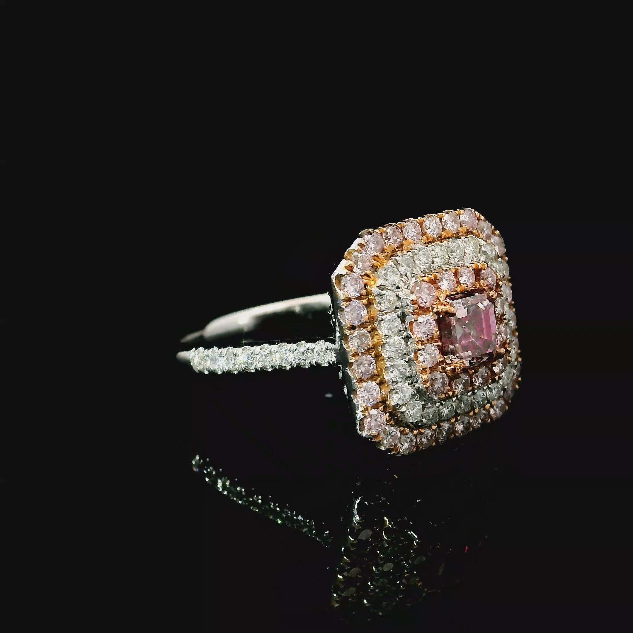 Anello in oro bianco 18 carati con diamanti
  
  Colore e caratura dell'oro: Oro bianco 18kt
  Peso: 4,36 grammi
  
  Imposta con...
  Tipo di pietra: Diamanti
  Forma: Smeraldo
  Carati: 0,50 ct
  Colore: Marrone rosato fantasia
  Chiarezza: VVS2
 