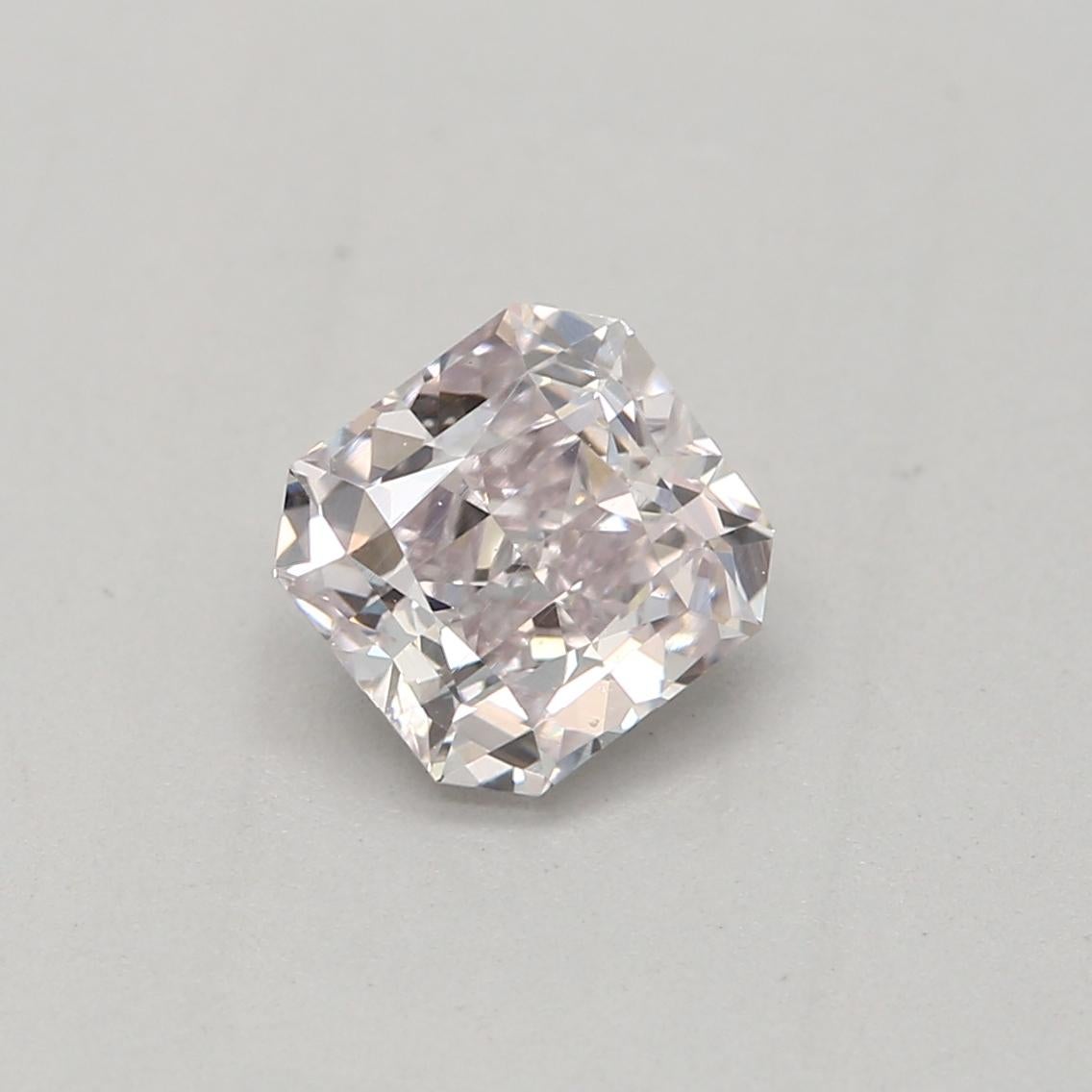 Certificato: GIA 
Numero del rapporto: 7431767878
Forma e taglio: Radiante
Peso in carati: 0,50 carati
Misure: 4,61 x 4,43 x 2,88 mm
Grado di colore: Rosa chiaro

CARATTERISTICHE DEL DIAMANTE:

Questo Pink Diamond è un diamante raro e squisito con