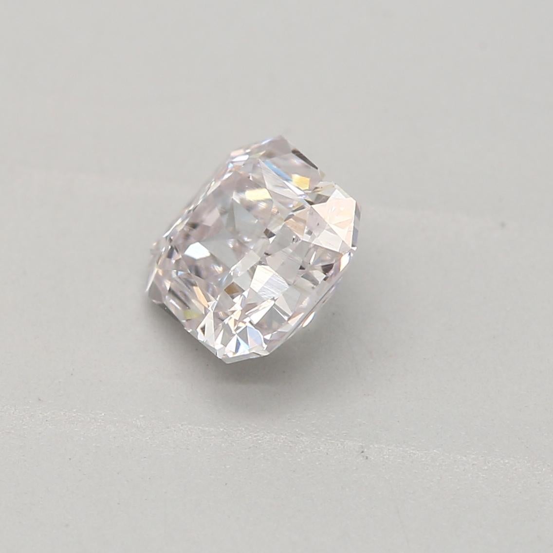 Taglio radiant Diamante certificato GIA da 0,50 carati rosa chiaro con purezza SI1 in vendita