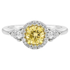 Anello di fidanzamento aureolato con diamante giallastro certificato GIA da 0,50 carati in platino