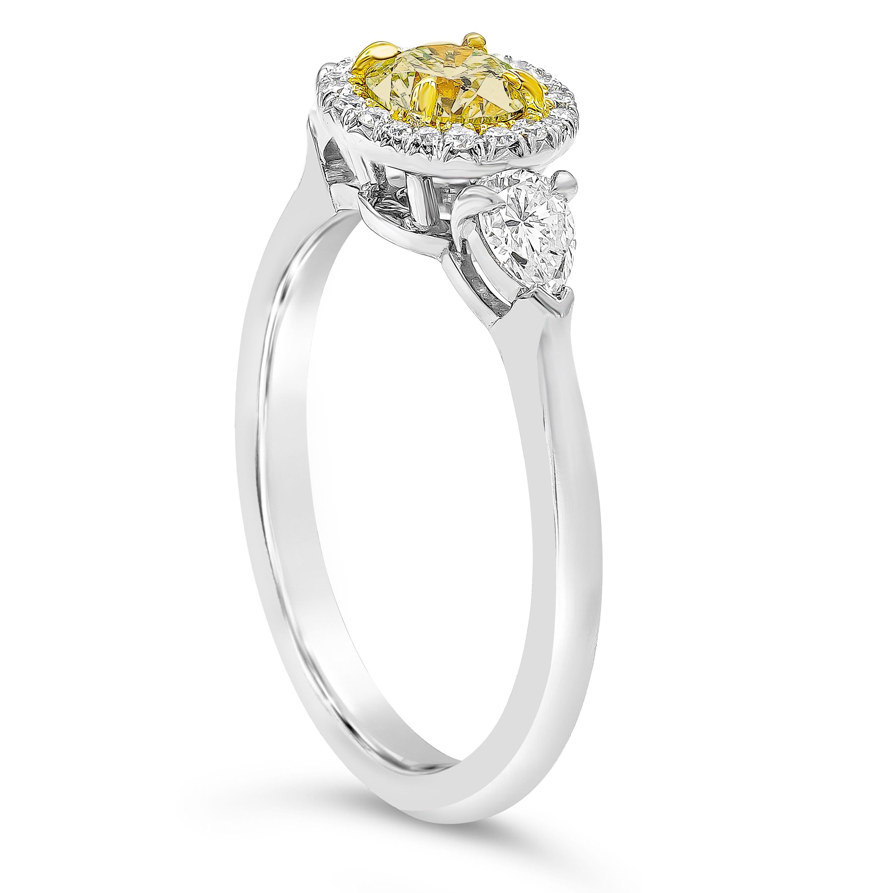 Contemporain Bague de fiançailles à trois pierres avec diamant vert jauneâtre de 0,50 carat certifié GIA en vente