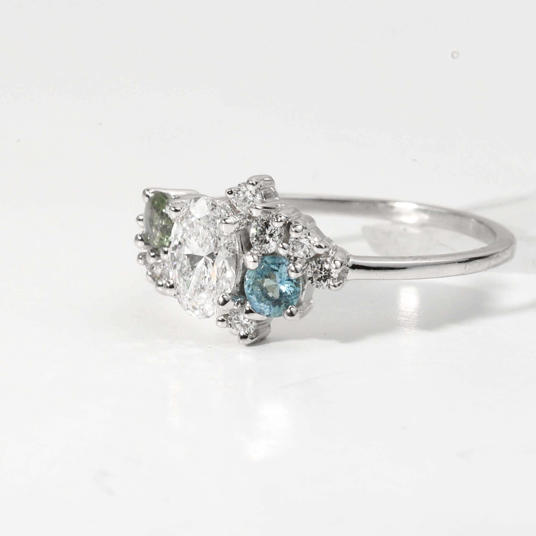 Descrizione del prodotto:
Una miscela poetica di brillantezza e colore, questo anello con cluster di diamanti reimmagina un'eleganza senza tempo con un tocco artistico e moderno. Al centro si trova uno squisito diamante naturale da 0,50 ct. con