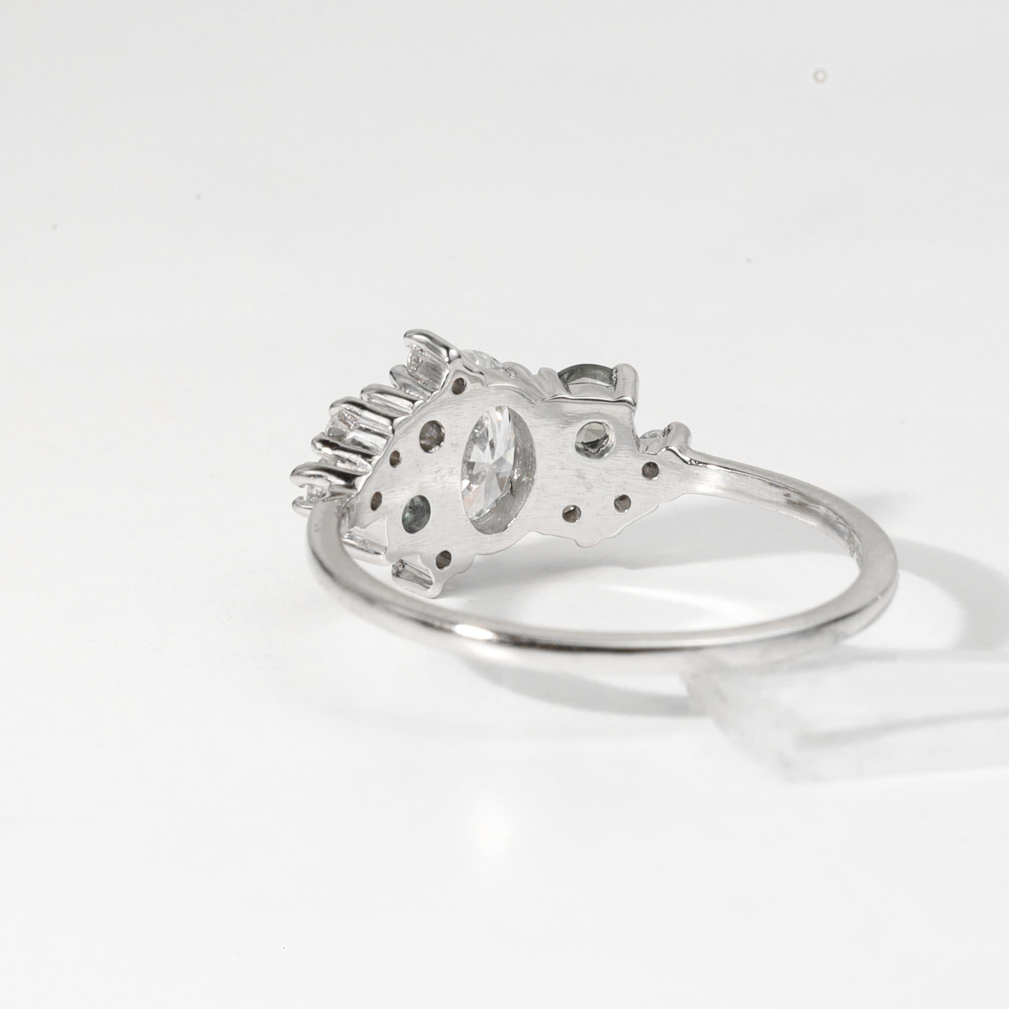 Taglio ovale Anello con cluster di diamanti ovali certificati GIA da 0,50 carati con accenti di gemme colorate in oro in vendita