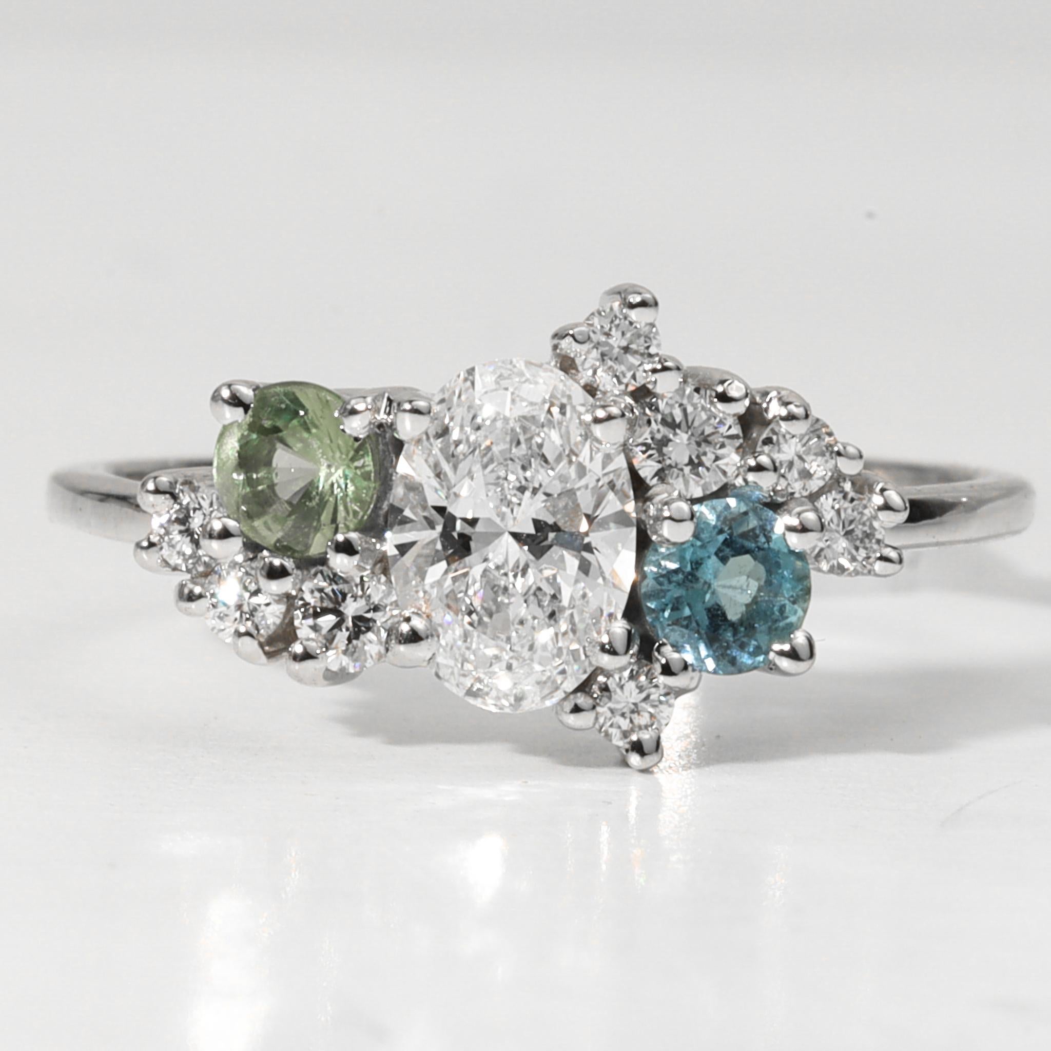 Anello con cluster di diamanti ovali certificati GIA da 0,50 carati con accenti di gemme colorate in oro In condizioni Nuovo in vendita a Jaipur, RJ