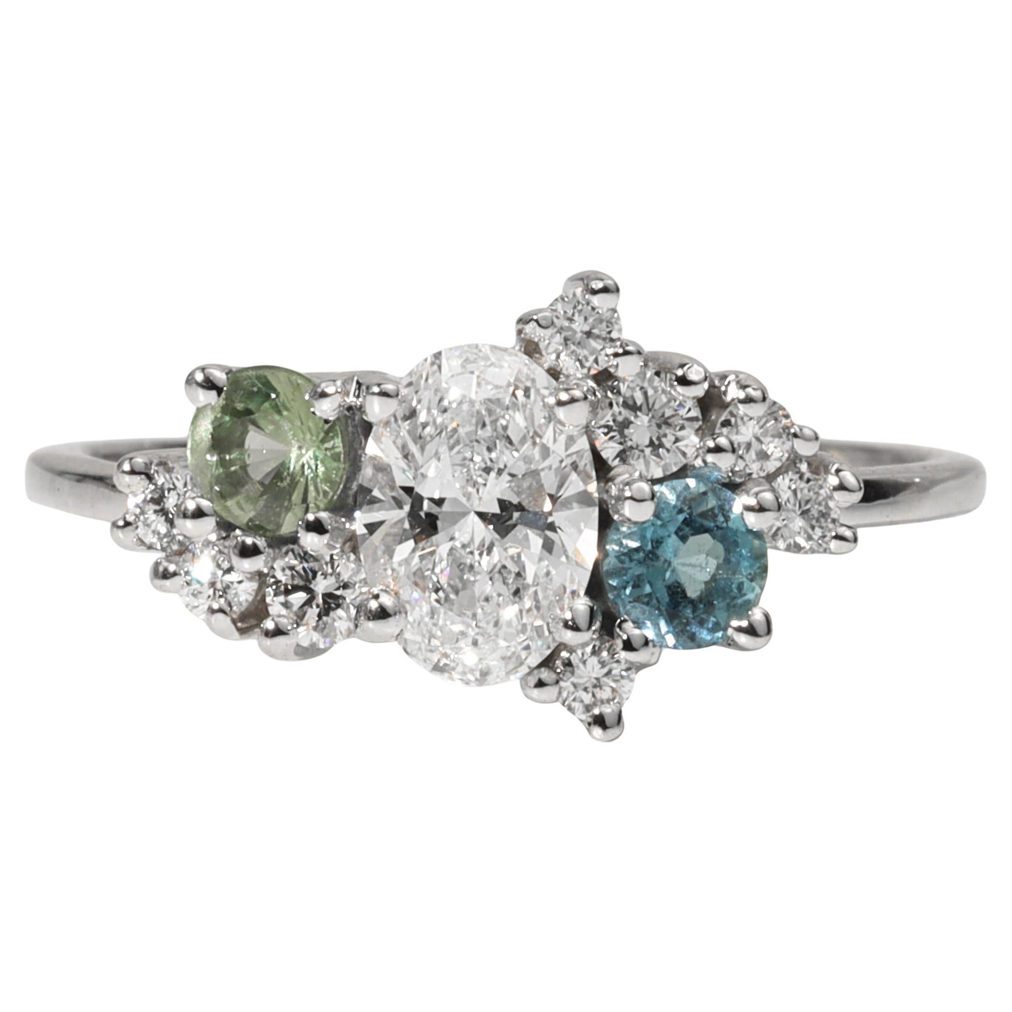 Anello con cluster di diamanti ovali certificati GIA da 0,50 carati con accenti di gemme colorate in oro in vendita