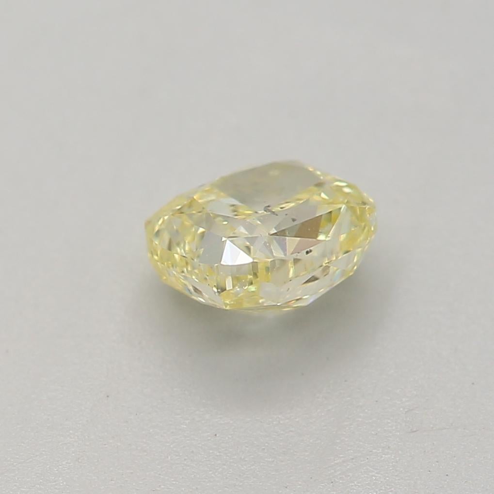 Certificado: GIA 
Número de informe: 6224378963
Forma y corte: Cojín
Peso en quilates: 0,51 quilates
Medidas: 4,52 x 4,11 x 2,89 mm
Grado de color: Amarillo fantasía

CARACTERÍSTICAS DEL DIAMANTE:

Este diamante amarillo fantasía es de un color