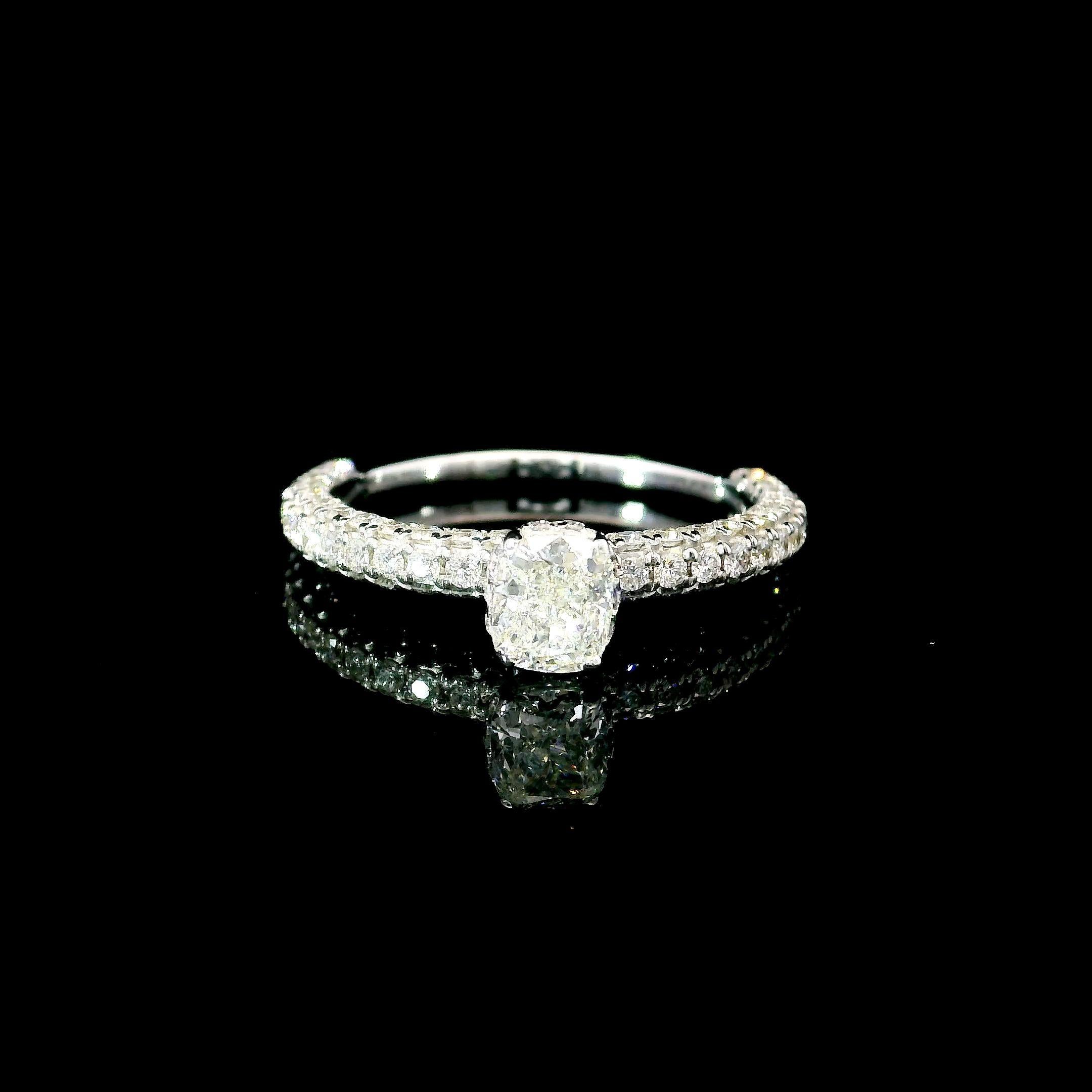 Anello in oro bianco 18 carati con diamanti
  
  Colore e caratura dell'oro: Oro bianco 18kt
  Peso: 2.21 grammi
  
  Imposta con...
  Tipo di pietra: Diamanti
  Forma: Cuscino
  Carati: 0,51 ct
  Colore: I+I Colore
  Chiarezza: VVS1
  
  Pietre