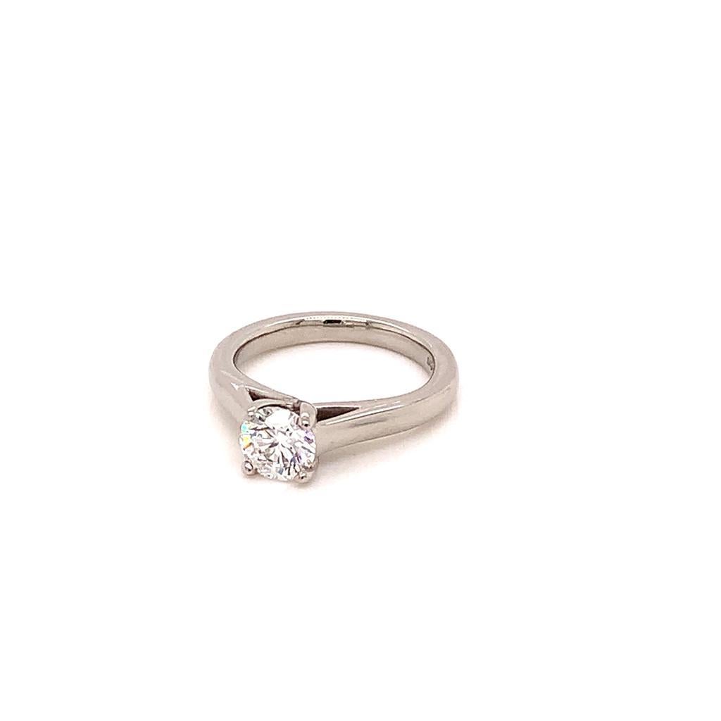 Dieser elegante, zierliche Ring zeigt in der Mitte einen runden Brillanten mit 0,51 Karat, der in Platin gefasst ist. Der Reinheitsgrad dieses exquisiten Diamanten ist VS2 und seine Farbe ist D, was ihn für das bloße Auge makellos erscheinen lässt.
