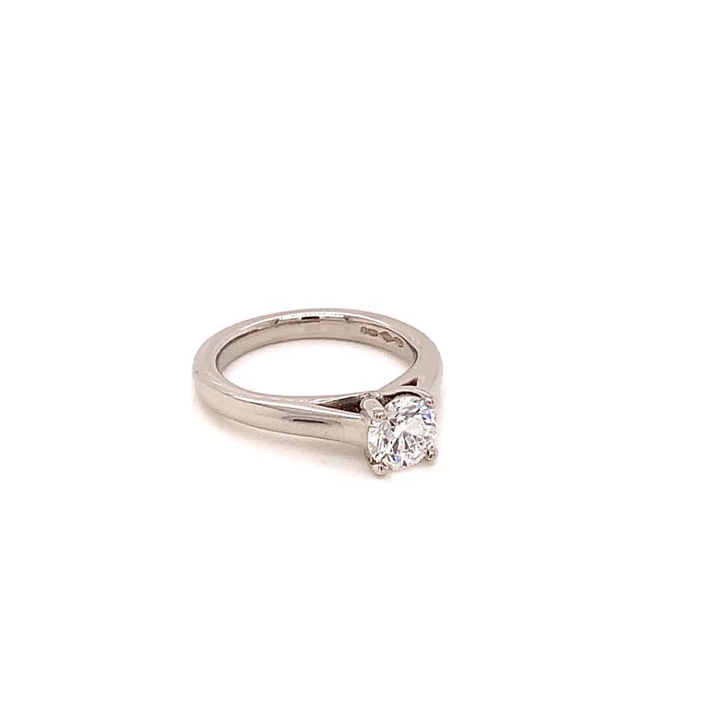 Taille ronde Bague solitaire en platine avec diamant rond brillant de 0,51 carat certifié par le GIA en vente