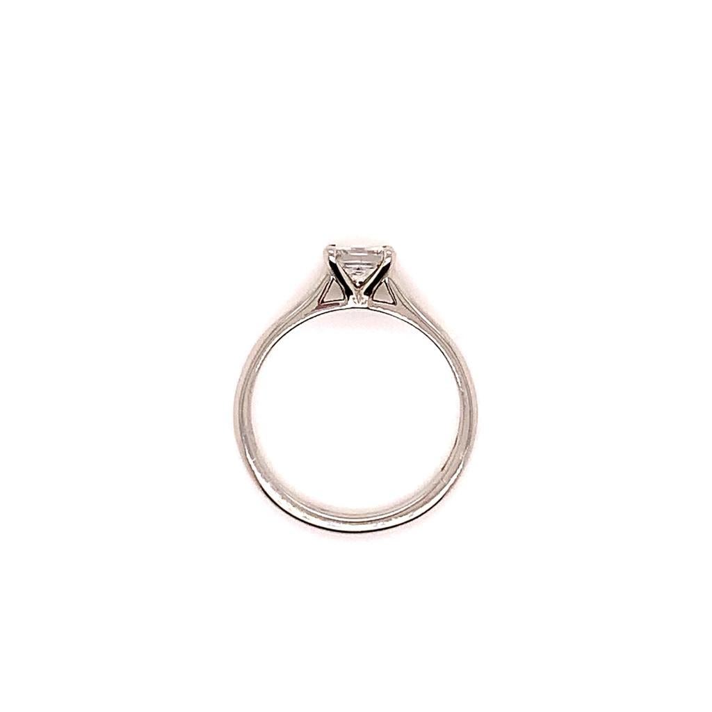Bague en platine avec diamant solitaire de 0,51 carat de taille carrée certifiée par le GIA Pour femmes en vente