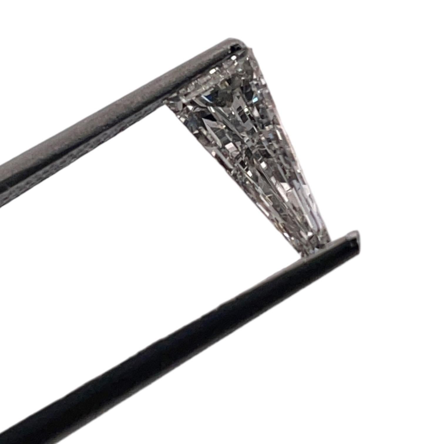 Natürliches GIA-zertifiziertes 0,51 Karat spitz zulaufendes Baguette-L, SI1 (Baguette-Treppenschliff) im Angebot