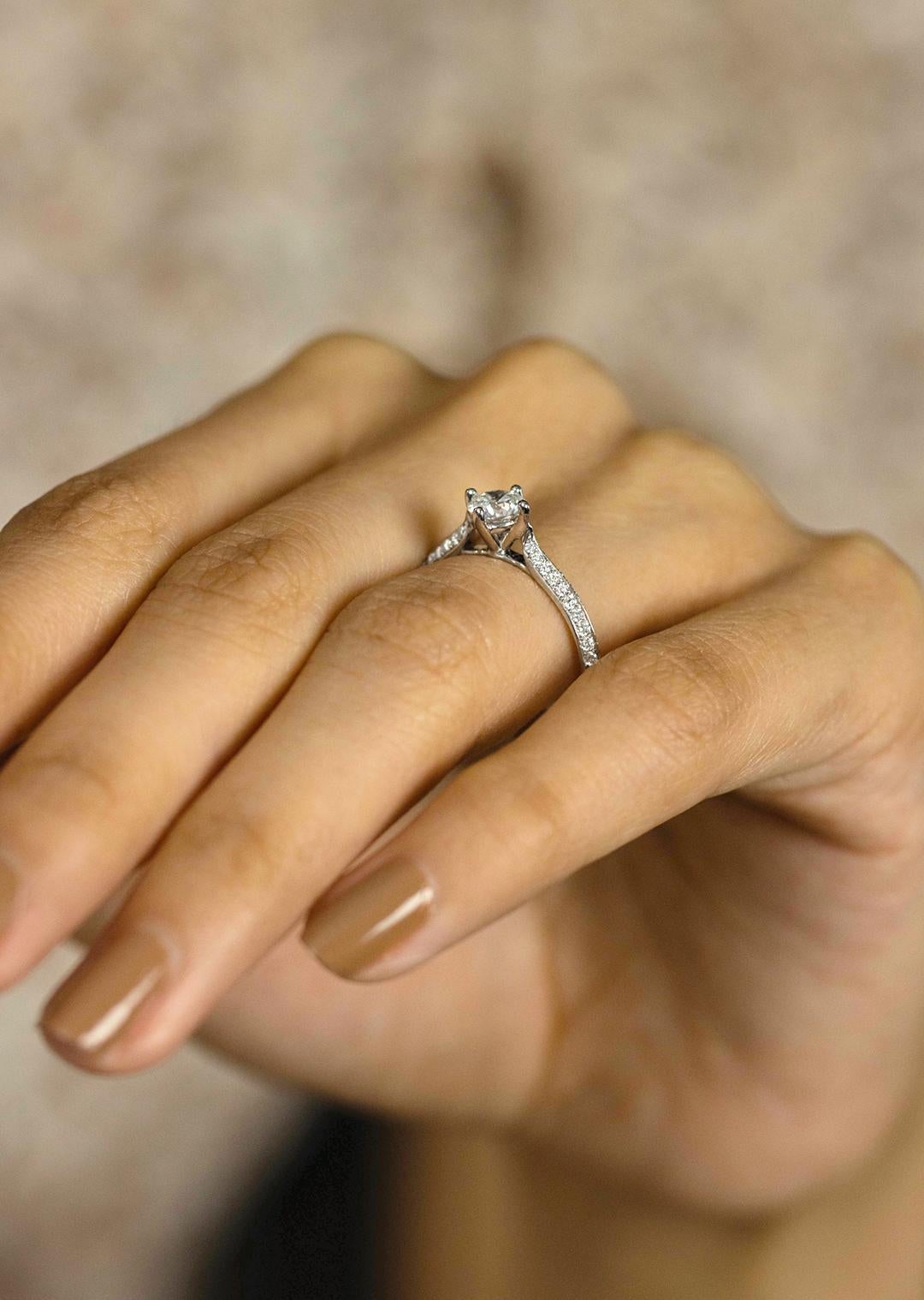 Bague de fiançailles pavée de diamants ronds à taille brillante de 0.51 carat certifiée par la GIA en vente 1