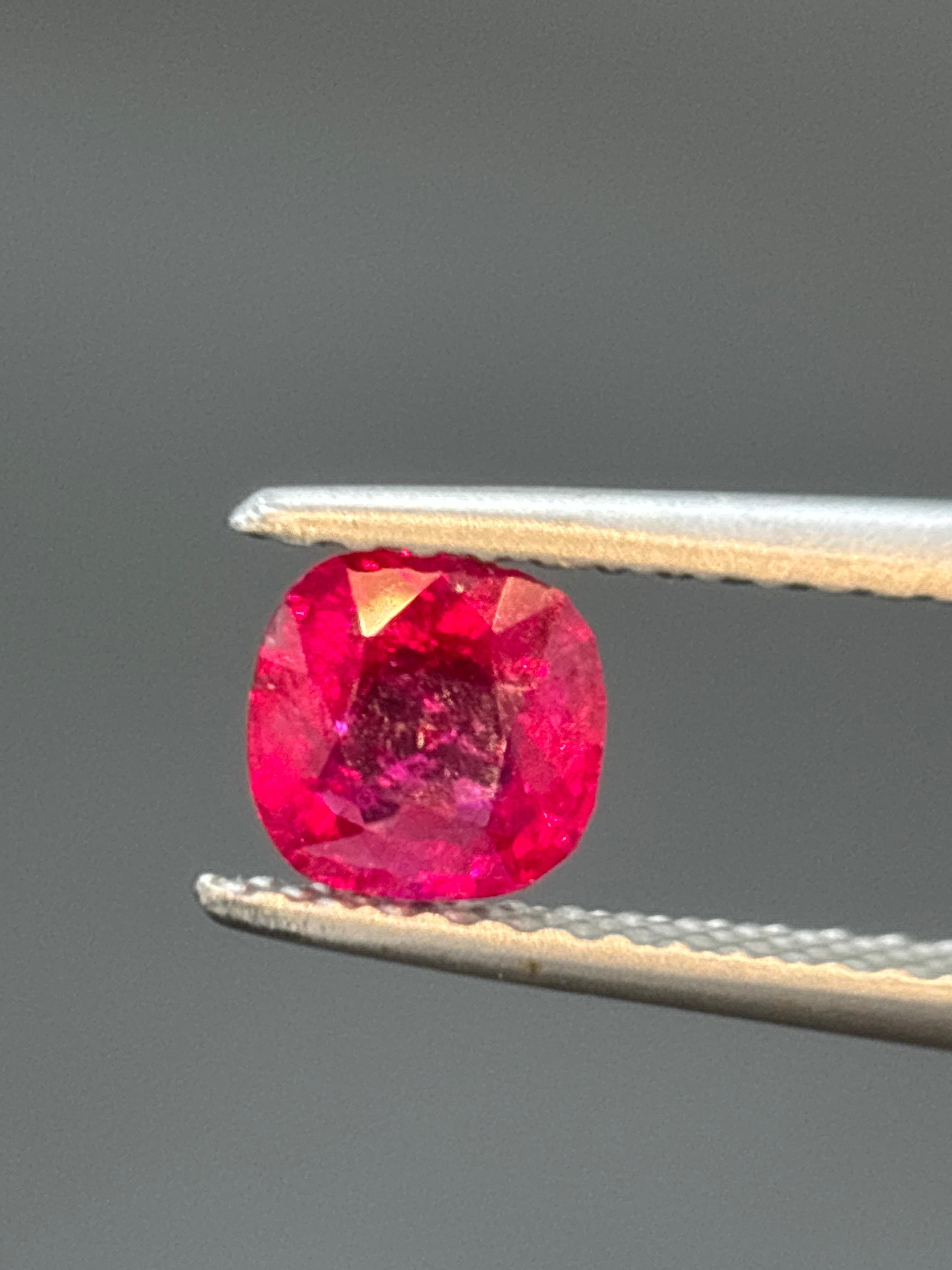 Dieser exquisite 0.52 Karat schwere, leuchtend rote Rubin aus Burma No-Heat ist ein seltener und wertvoller Edelstein, der sich durch seine außergewöhnliche Farbe und Herkunft auszeichnet. Dieser Rubin stammt direkt aus den berühmten Minen von Burma