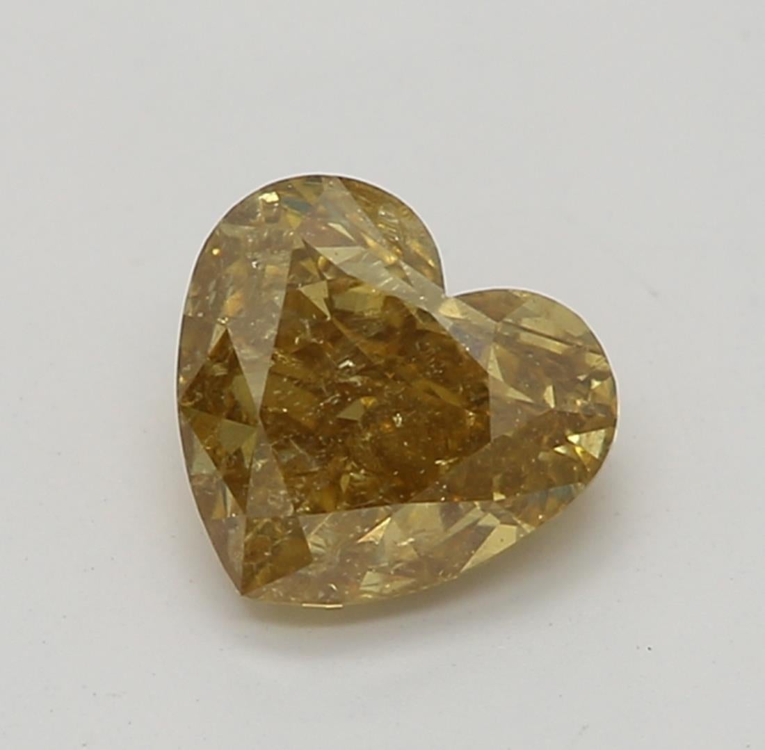 Certificato: GIA 
Numero del rapporto: 5202564657
Forma e taglio: Cuore
Peso in carati: 0,52 carati
Misure: 4,84 x 5,20 x 2,87 mm
Grado di colore: Giallo brunastro intenso Fancy

CARATTERISTICHE DEL DIAMANTE:

Questo diamante Fancy Deep Brownish