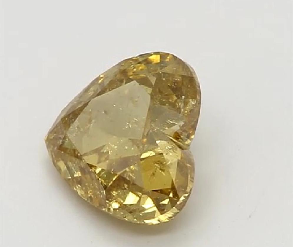 Cuore Diamante certificato GIA da 0,52 carati di colore giallo brunastro intenso e di chiarezza I2 in vendita