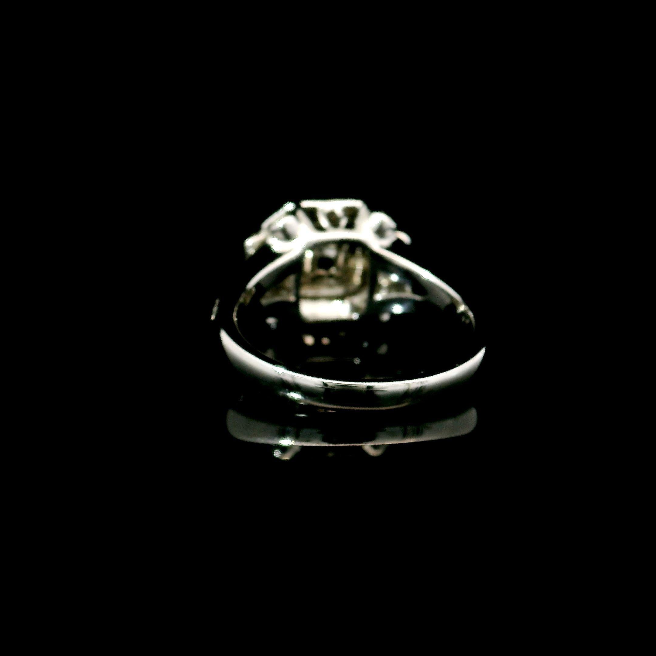 Bague avec diamant de 0,52 carat de couleur gris clair et bleu VVS1 certifié par le GIA Unisexe en vente