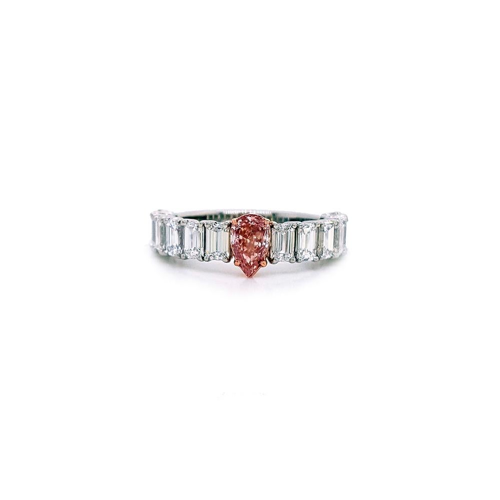 Showcasing a 0.52 carat pear shape diamond certified by GIA as VS2 clarity. Surrounding the center diamond are 12 Emerald cut diamonds set in a polished Platinum and18k Yellow gold mounting.
This elegant ring features a design that brings the