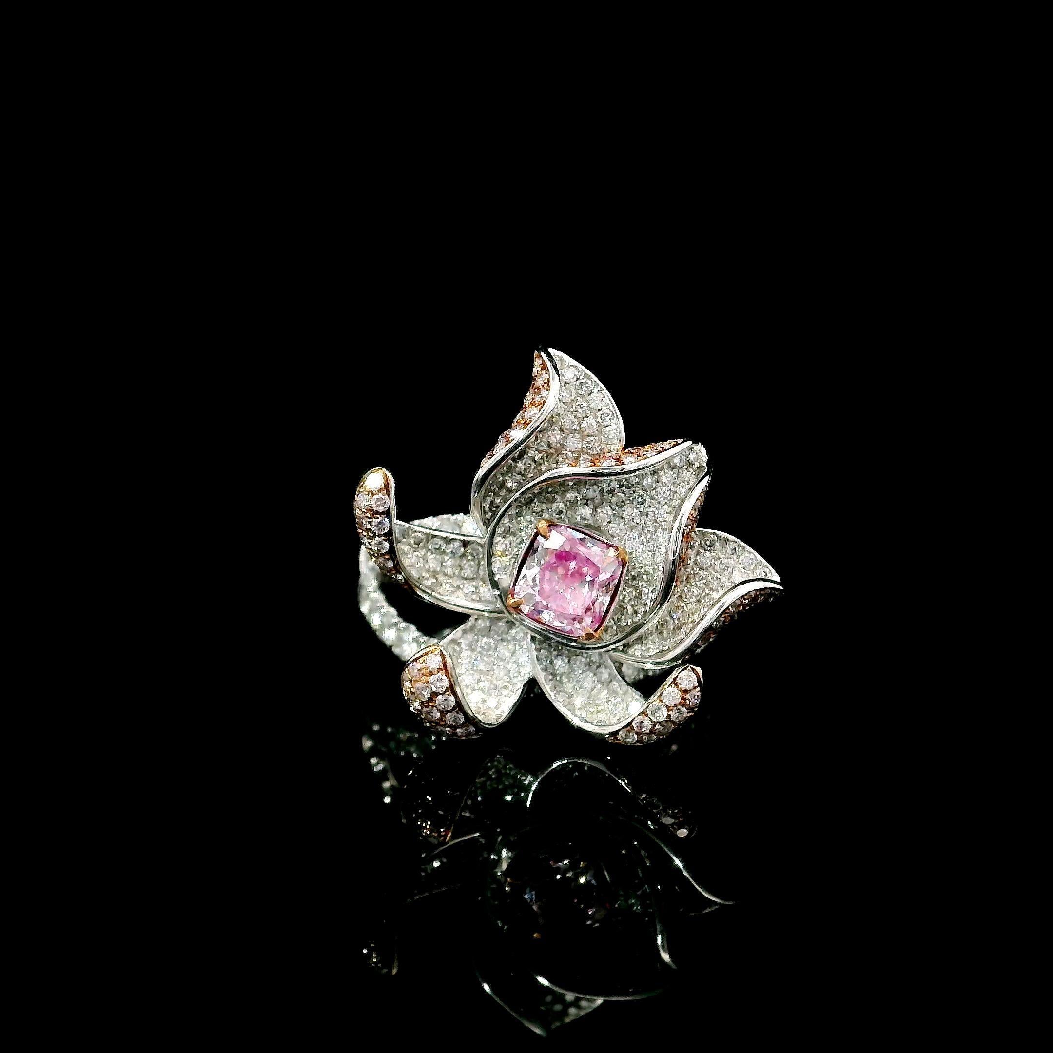 Anello in oro bianco 18 carati con diamanti
  
  Colore e caratura dell'oro: Oro bianco 18kt
  Peso: 6.72 grammi
  
  Imposta con...
  Tipo di pietra: Diamanti
  Forma: Cuscino
  Carati: 0,52 ct
  Colore: Rosa molto chiaro
  Chiarezza: I3
  
 