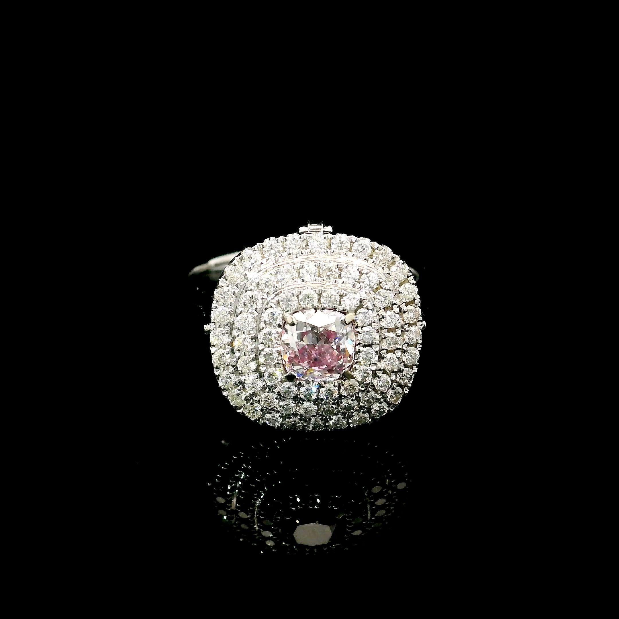 Anello in oro bianco 18 carati con diamanti
  
  Colore e caratura dell'oro: Oro bianco 18kt
  Peso: 7.70 grammi
  
  Imposta con...
  Tipo di pietra: Diamanti
  Forma: Cuscino
  Carati: 7,70
  Colore: Rosa molto chiaro
  Chiarezza: VS2
  
  Pietre