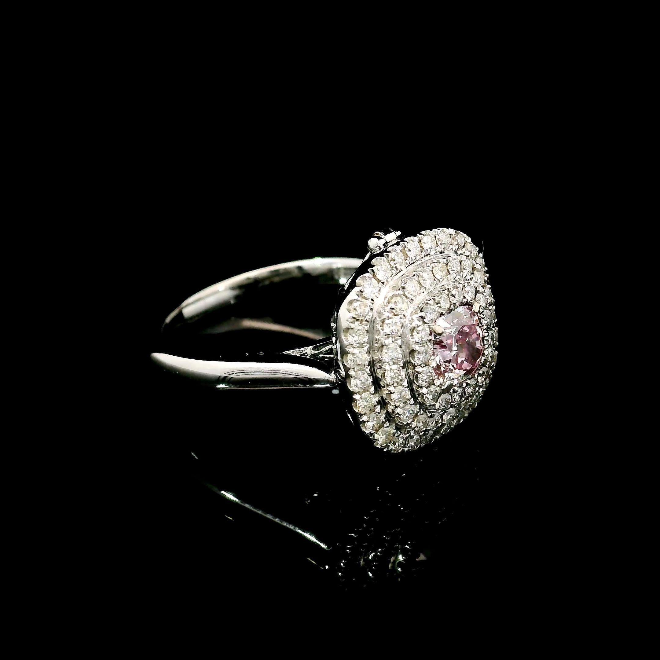 Taglio cuscino Anello con diamante certificato GIA da 0,52 carati di colore rosa molto chiaro con purezza VS2 in vendita