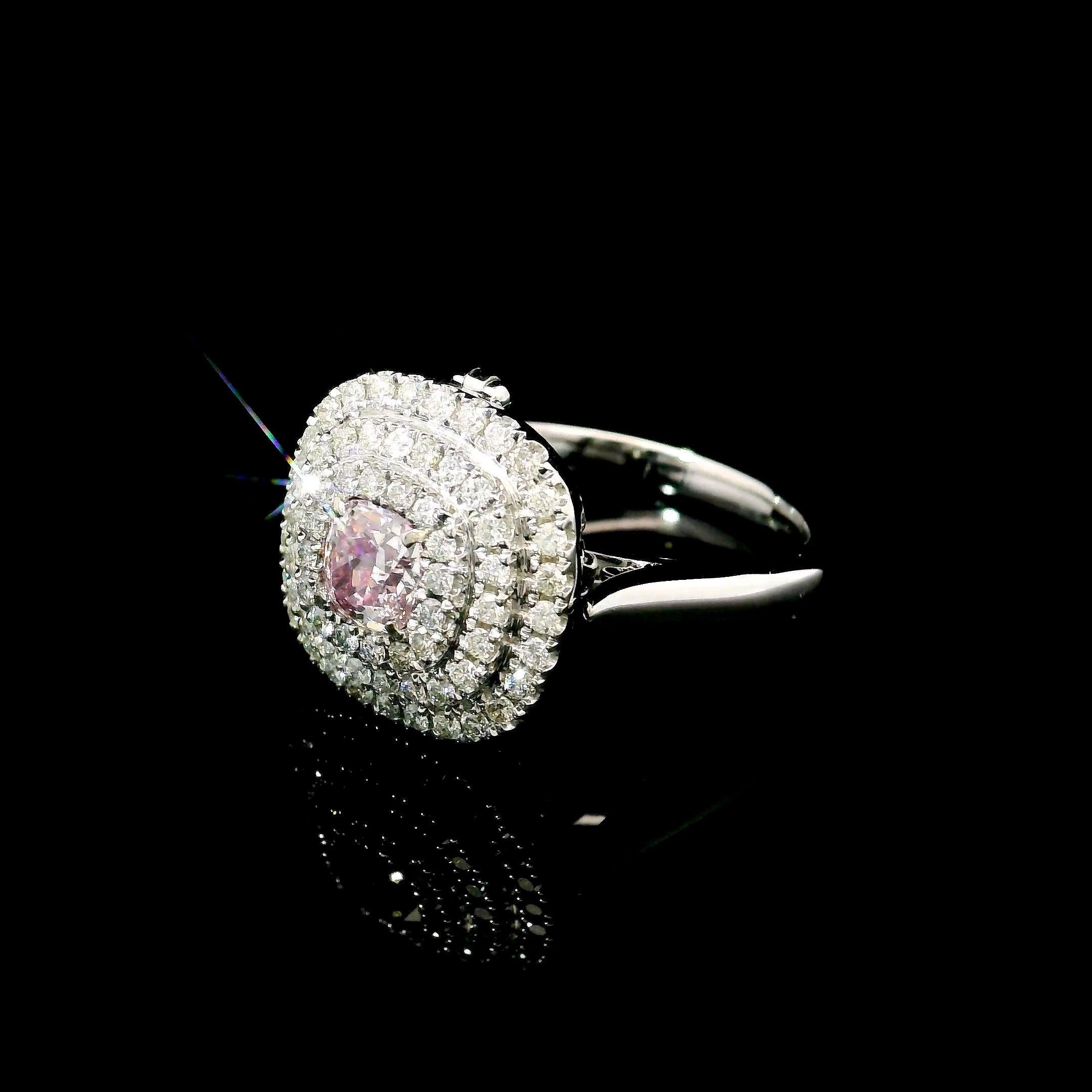 Anello con diamante certificato GIA da 0,52 carati di colore rosa molto chiaro con purezza VS2 In condizioni Nuovo in vendita a บางรัก, TH