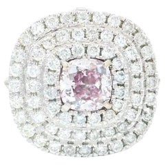 Anello con diamante certificato GIA da 0,52 carati di colore rosa molto chiaro con purezza VS2