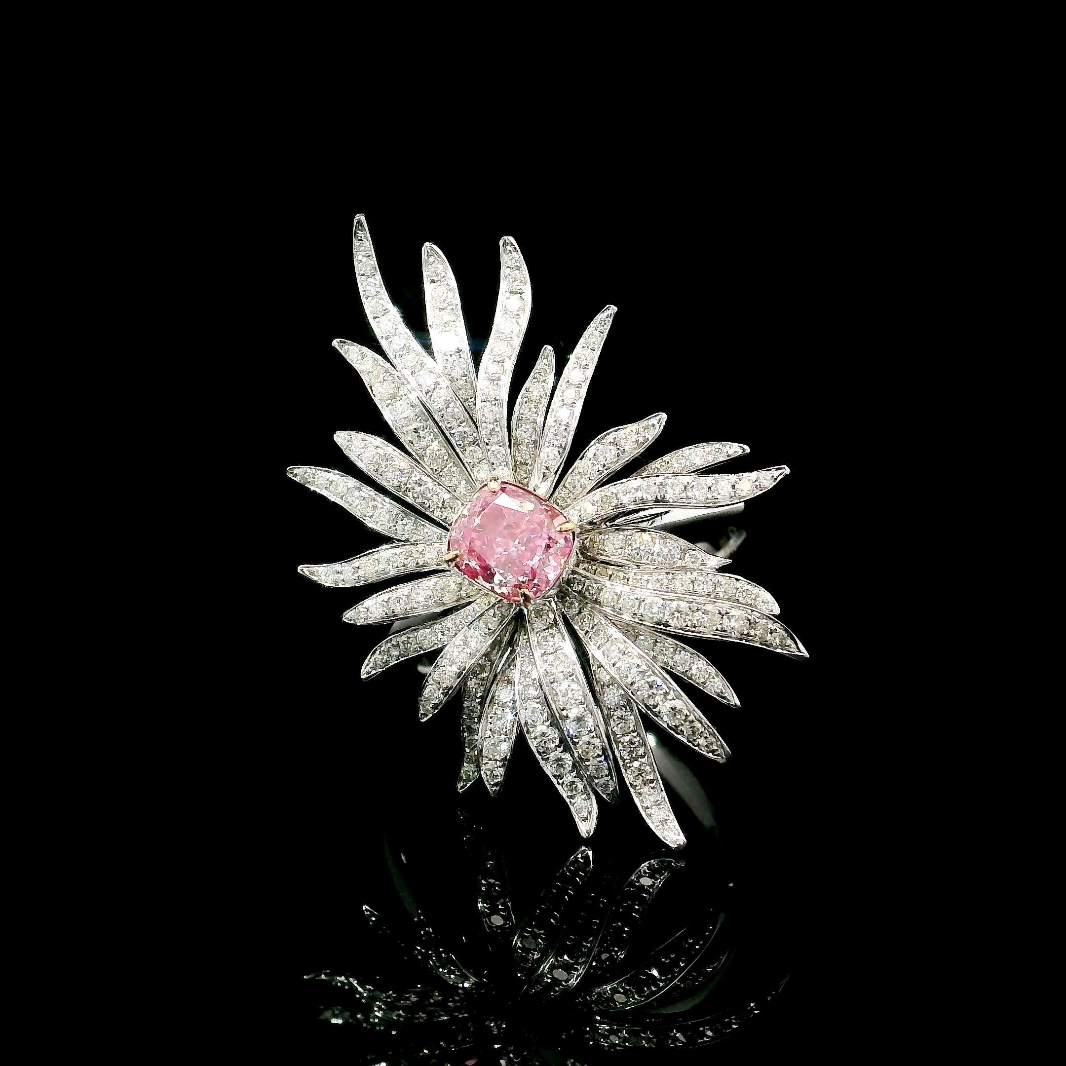 Anello in oro bianco 18 carati con diamanti
  
  Colore e caratura dell'oro: Oro bianco 18kt
  Peso: 5.96 grammi
  
  Imposta con...
  Tipo di pietra: Diamanti
  Forma: Cuscino
  Carati: 0,52 ct
  Colore: Rosa molto chiaro
  Chiarezza: SI2
  
 