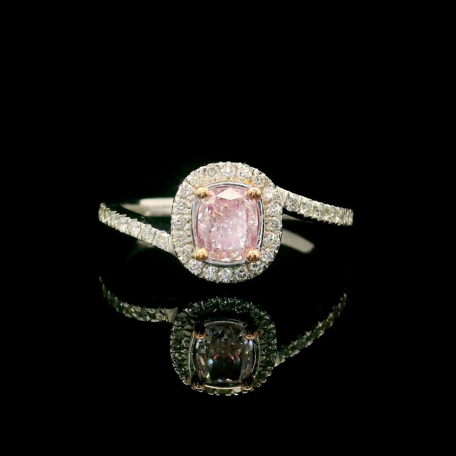 Anillo de oro blanco de 18 quilates con diamantes
  
  Color y quilates del oro Oro blanco 18 quilates
  Peso: 2.81 gramos
  
  Set con-
  Tipo de piedra: Diamantes
  Forma: Cojín
  Quilate: 0,53 ct
  Color: Rosa tenue
  Claridad: SI2
  
  Piedras