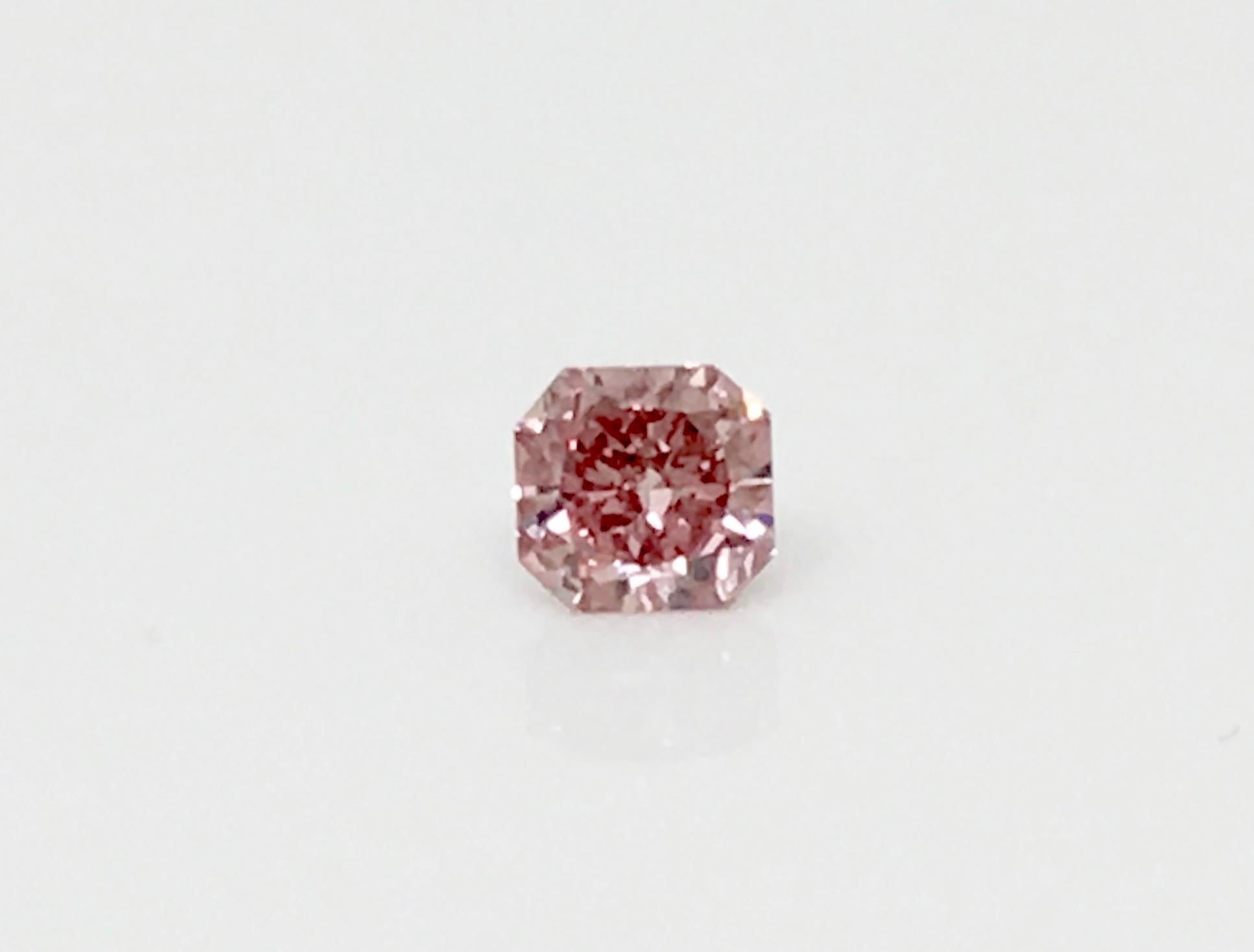 GIA Certified 0.53 Carat Fancy Deep Pink Radiant (Radiantschliff)