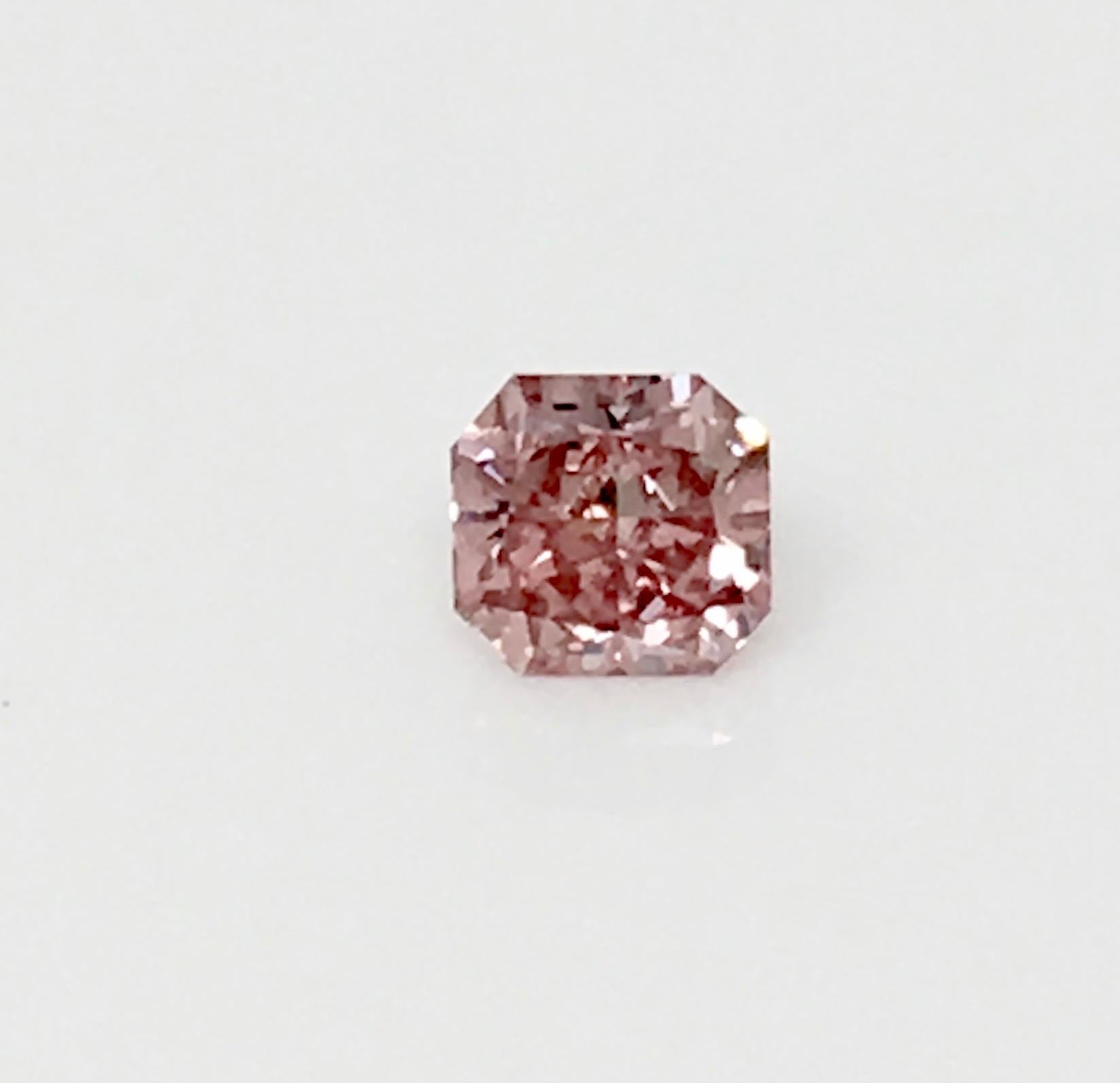 GIA Certified 0.53 Carat Fancy Deep Pink Radiant im Zustand „Neu“ in New York, NY