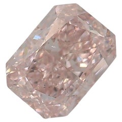 Diamante certificado por el GIA de 0,53 quilates de color rosa anaranjado claro con claridad SI2
