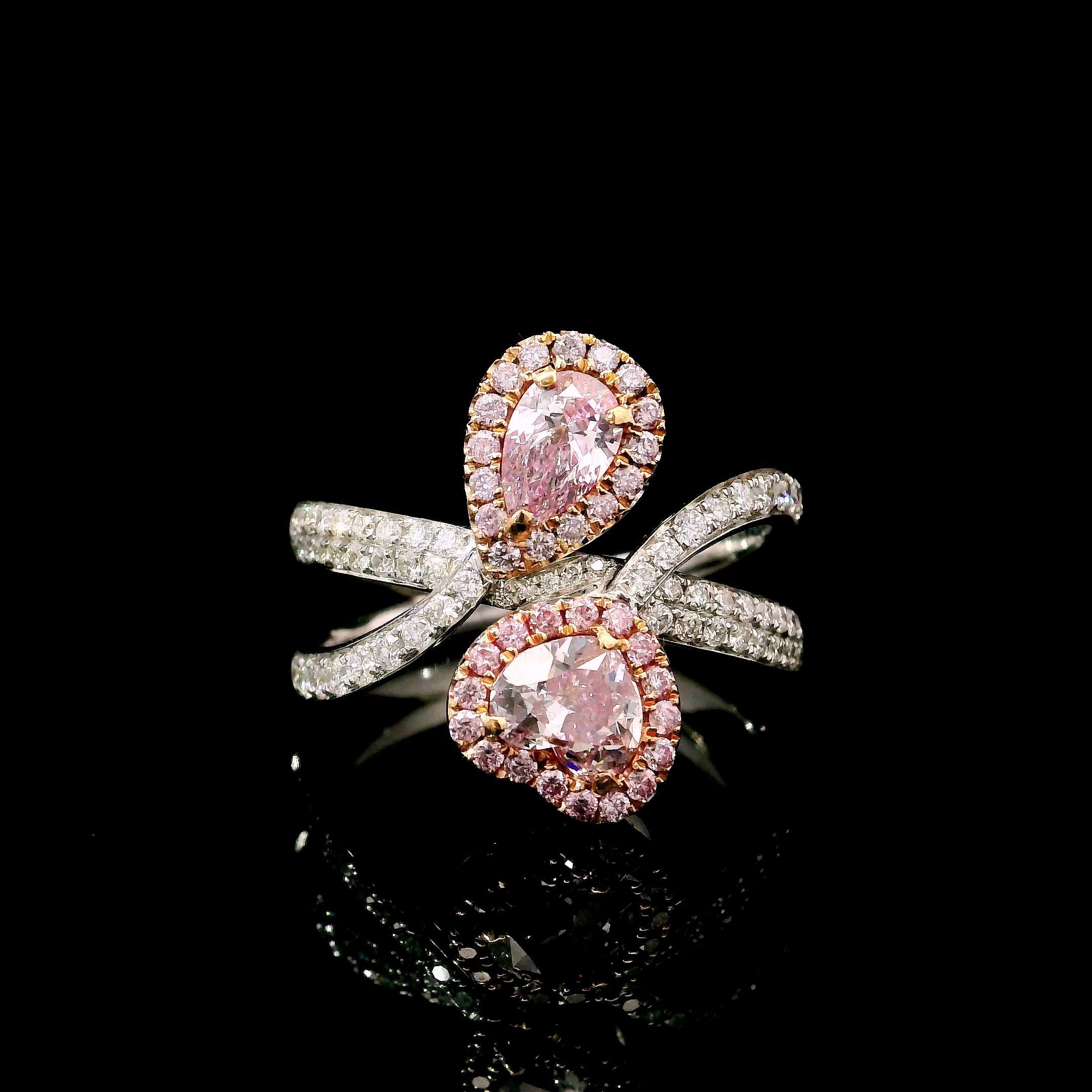 Ring aus 18kt Weißgold mit Diamanten
  
  Goldfarbe und Karat: Weißgold 18kt
  Gewicht: 4.99 Gramm
  
  Satz mit...
  Steinart: Diamanten
  Form: Herz / Birne
  Karat: 0,54 / 0,30
  Farbe: Hellrosa / Blassrosa   
  Reinheit: SI1 / VVS1
  
  
 
