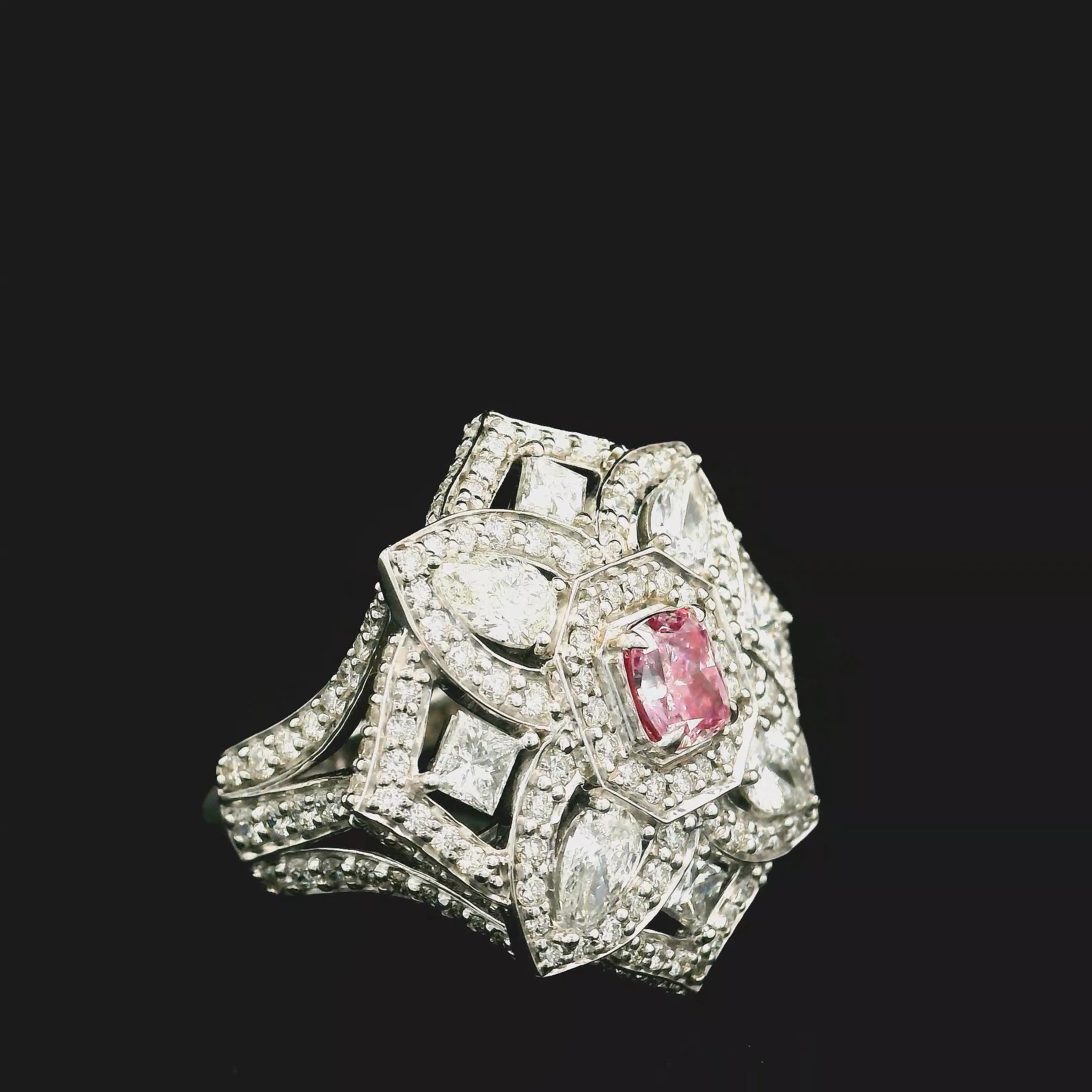 Ring aus 18kt Weißgold mit Diamanten
  
  Goldfarbe und Karat: Weißgold 18kt
  Gewicht: 9.55 Gramm
  
  Satz mit...
  Steinart: Diamanten
  Die Form: Oval
  Karat: 0,55 ct
  Farbe: Zartes Rosa
  Klarheit: SI2
  
  Umliegende Steine: Diamanten
 1)