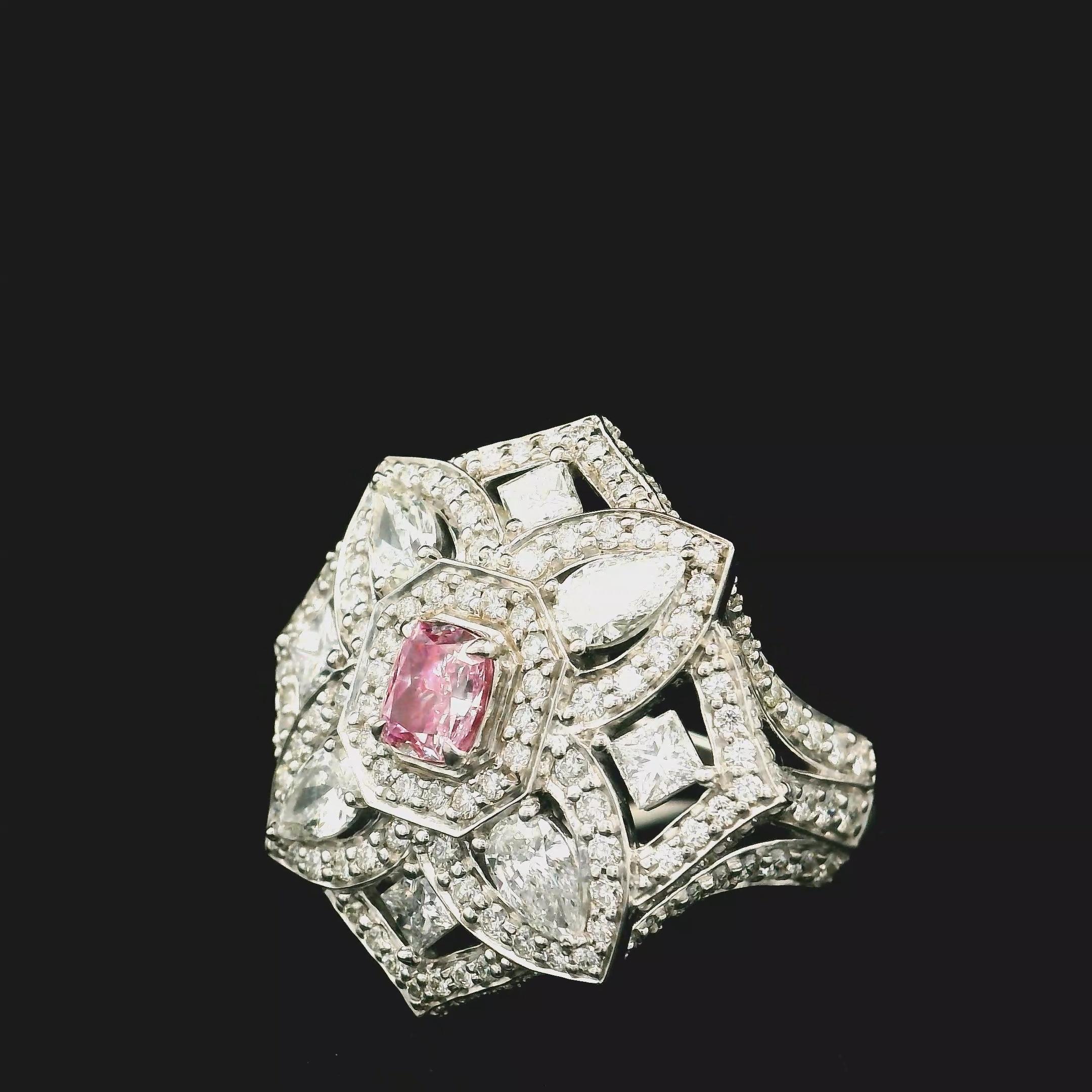 GIA-zertifizierter Diamantring mit 0,55 Karat in schwachem Rosa und SI2-Reinheit (Kissenschliff) im Angebot