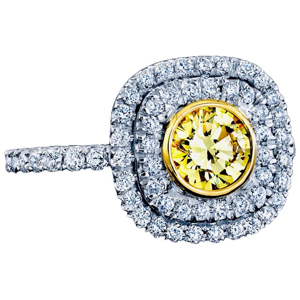 Poids de la bague en platine 18 carats avec diamant jaune intense de 0,55 carat certifié GIA en vente
