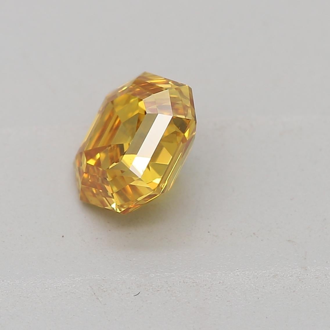 Taglio radiant Diamante certificato GIA da 0,55 carati, di colore giallo arancio e fantasia, con purezza SI1 in vendita