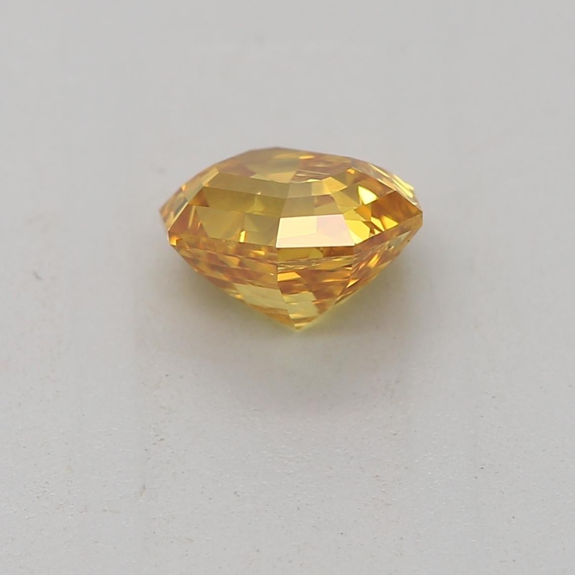 Diamante certificato GIA da 0,55 carati, di colore giallo arancio e fantasia, con purezza SI1 In condizioni Nuovo in vendita a บางรัก, TH