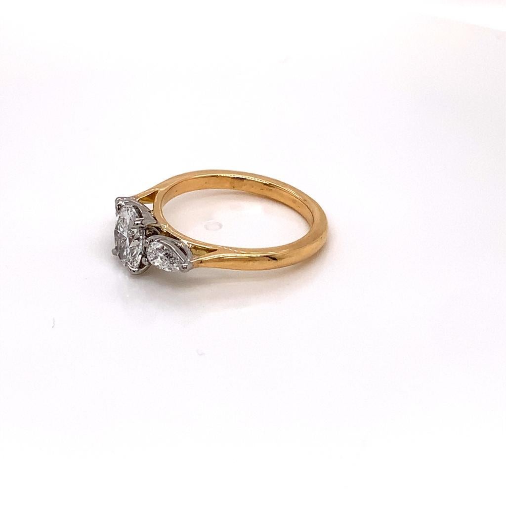 Taille ovale Diamant ovale de 0,55 carat certifié par le GIA avec diamants latéraux en or et platine en vente