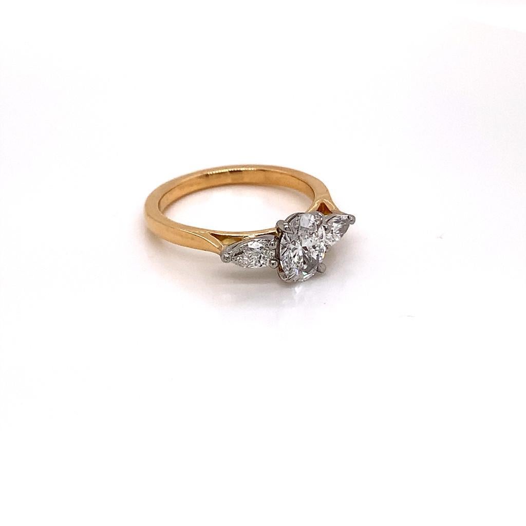 GIA certified 0.55 Carat Oval Diamond with side Diamonds in Gold and Platinum In New Condition For Sale In London, GB