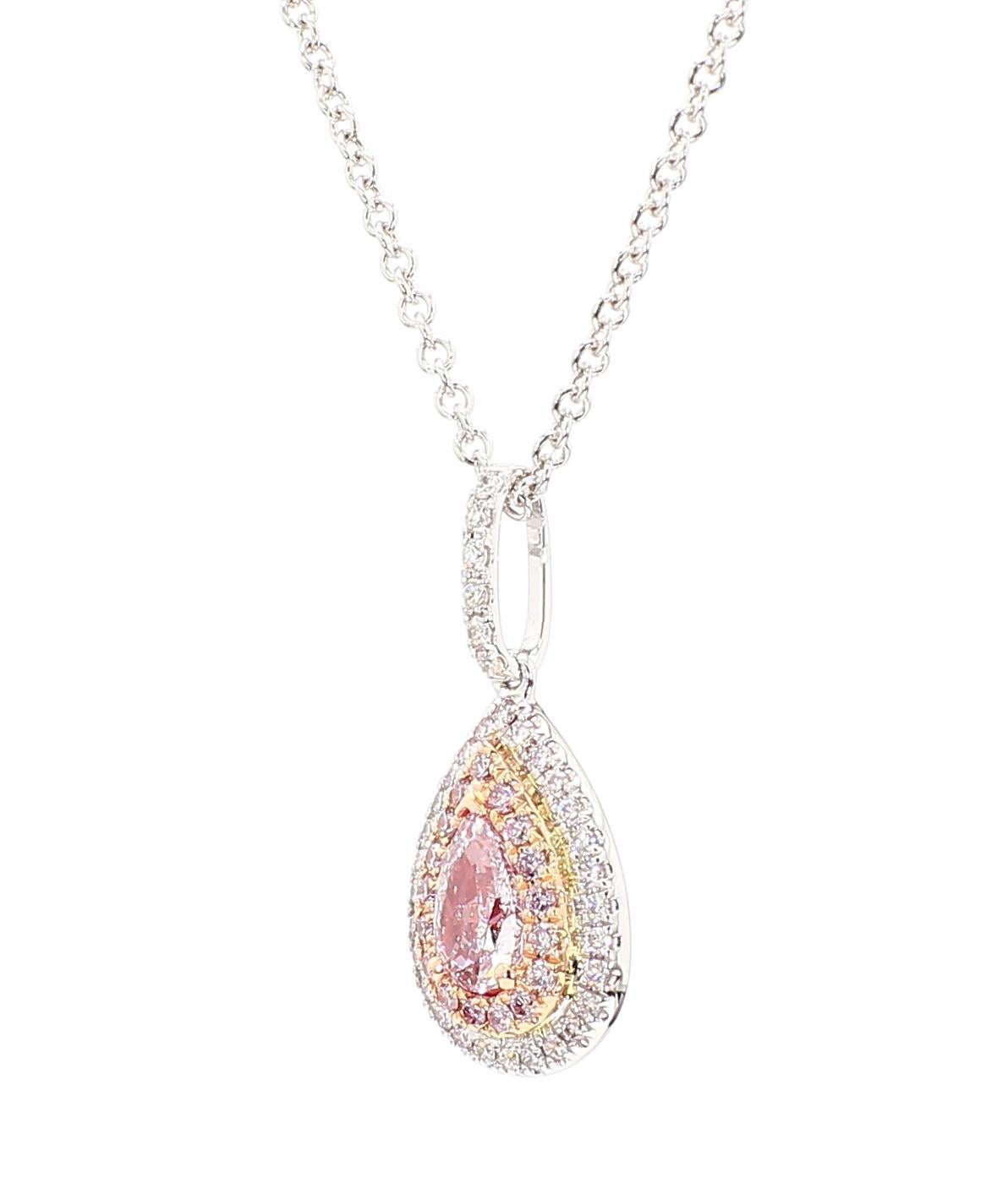 Questo ciondolo a forma di pera con diamante rosa e doppia aureola è la testimonianza di un'artigianalità raffinata e di un design senza tempo. Perfetto per chi apprezza la bellezza dei diamanti naturali, questo pendente offre un equilibrio tra