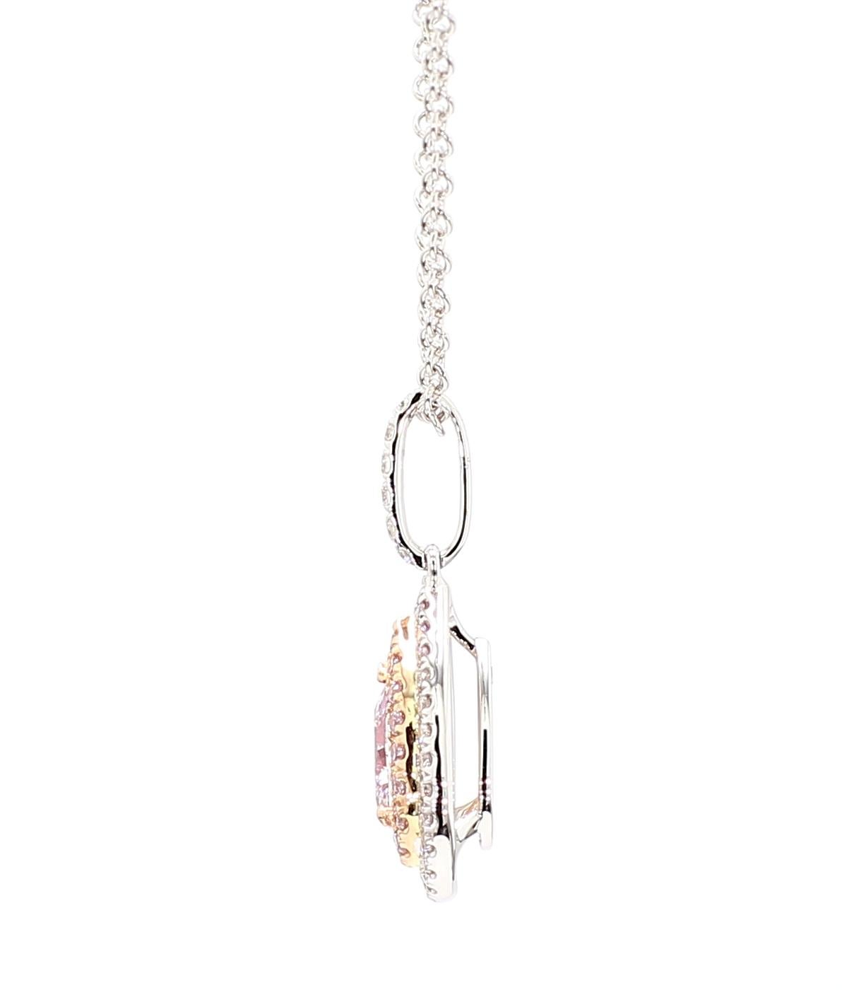 Ciondolo a doppia aureola con diamante rosa da 0,55 carati certificato GIA in oro 18K In condizioni Nuovo in vendita a New York, NY